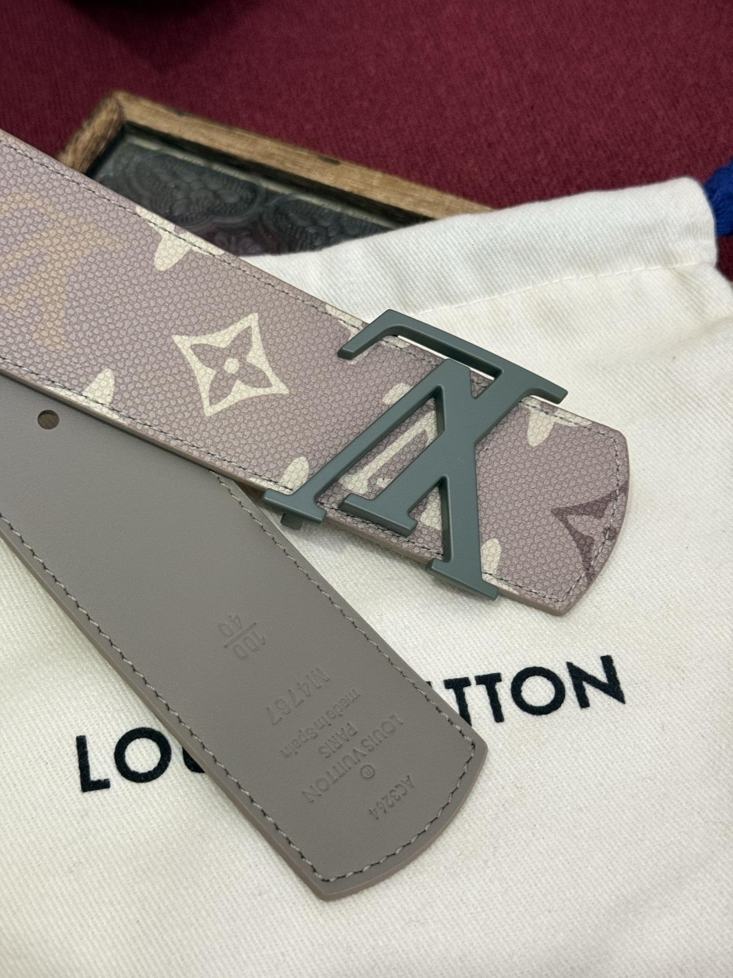 LV Dimension Monogram SurPlus 40mm可翻转腰带大胆地将日常中性风格演绎得
