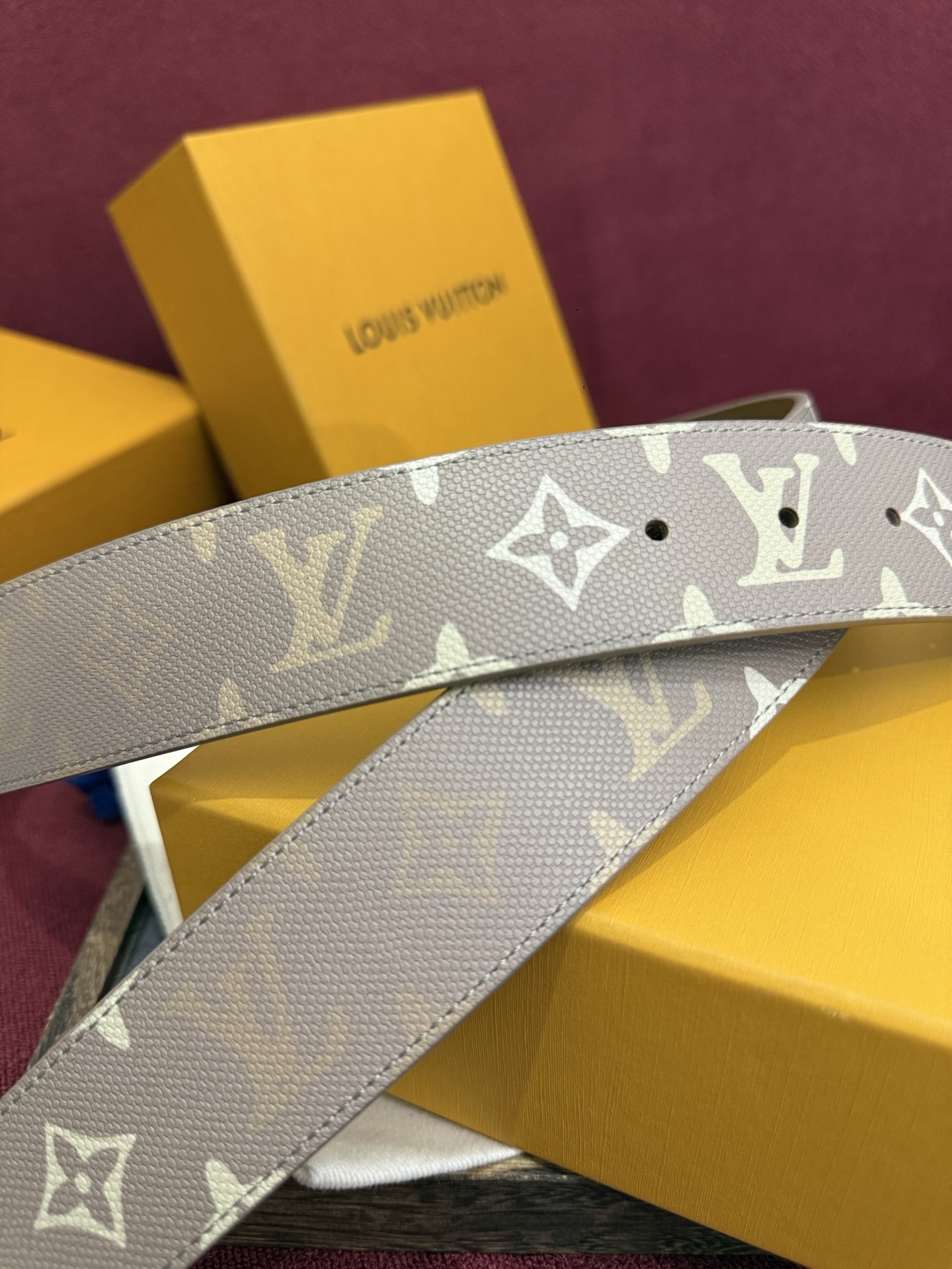 LV Dimension Monogram SurPlus 40mm可翻转腰带大胆地将日常中性风格演绎得