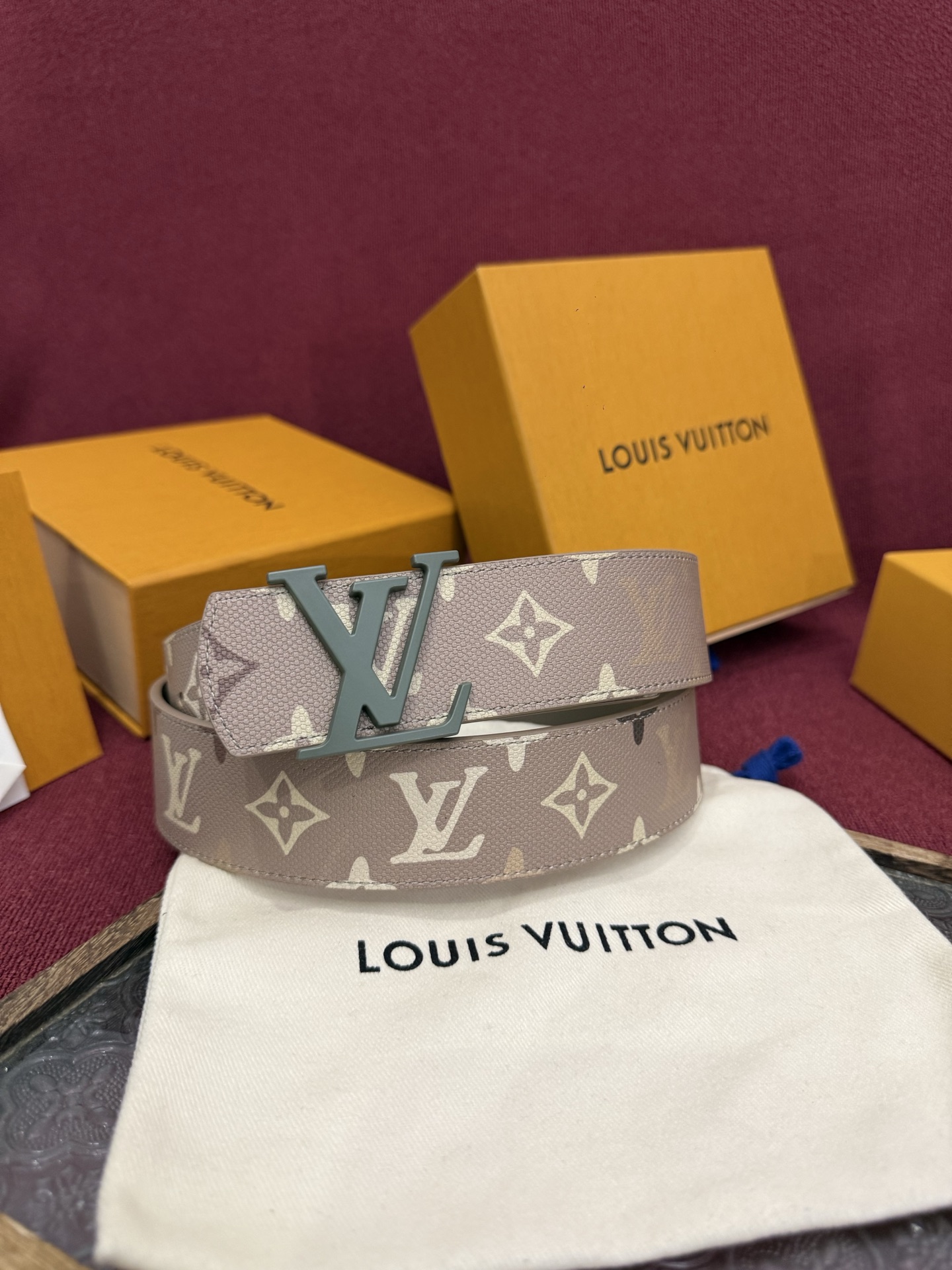 LV Dimension Monogram SurPlus 40mm可翻转腰带大胆地将日常中性风格演绎得