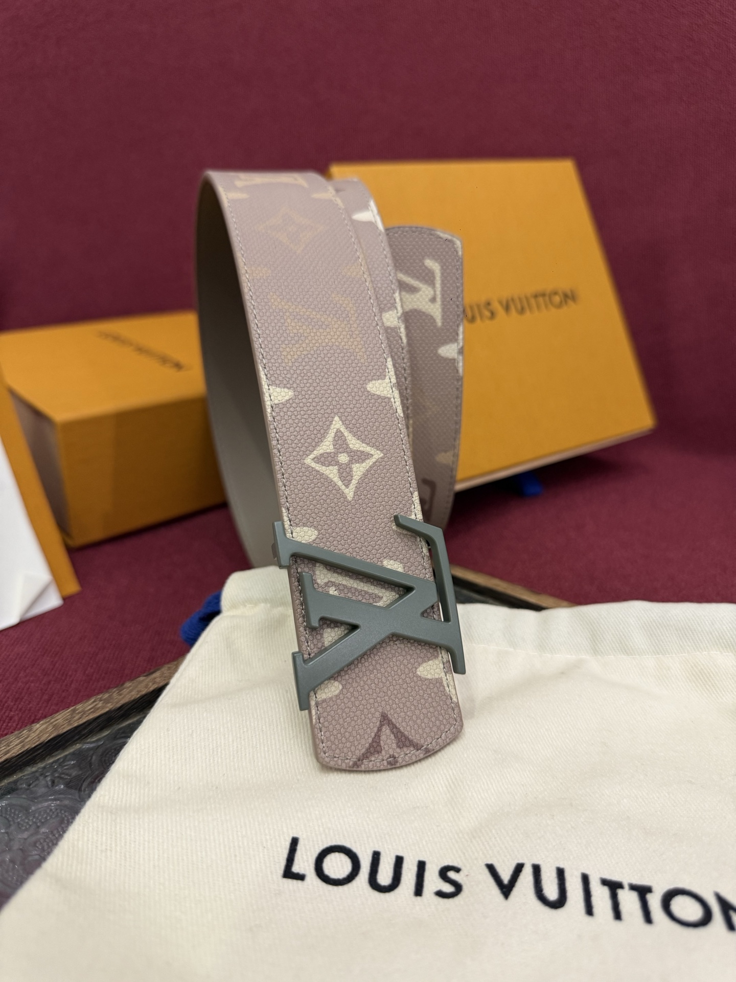 LV Dimension Monogram SurPlus 40mm可翻转腰带大胆地将日常中性风格演绎得