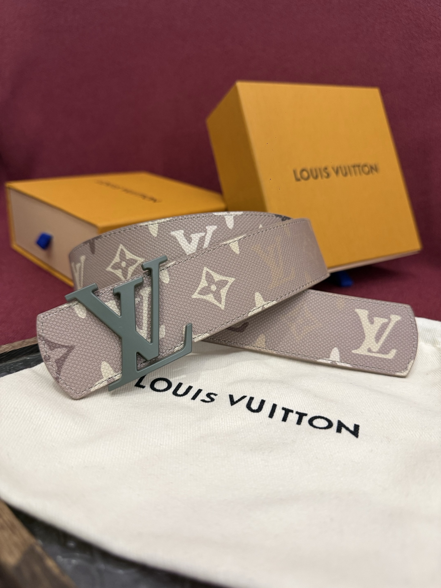 LV Dimension Monogram SurPlus 40mm可翻转腰带大胆地将日常中性风格演绎得