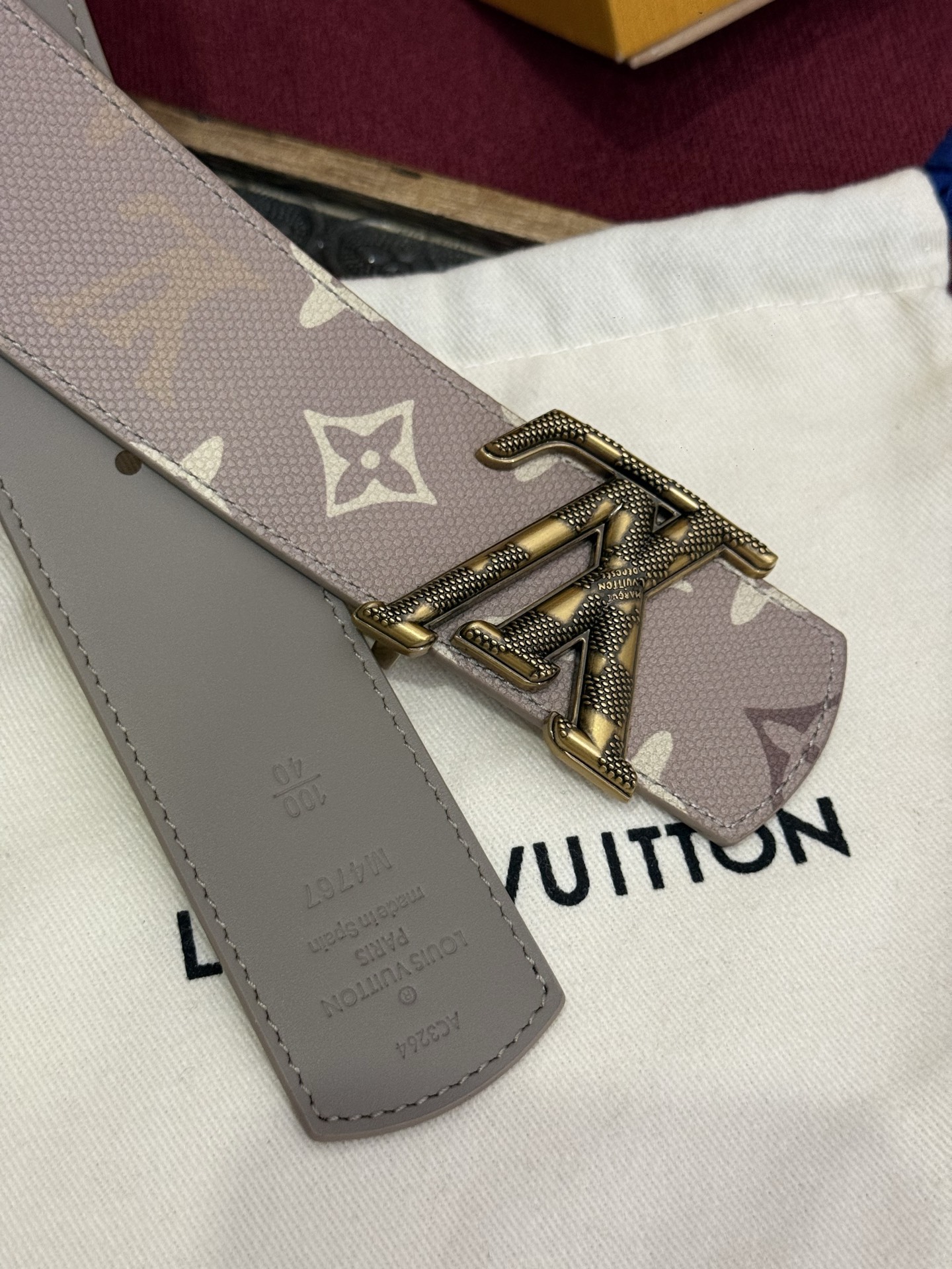 LV Dimension Monogram SurPlus 40mm可翻转腰带大胆地将日常中性风格演绎得
