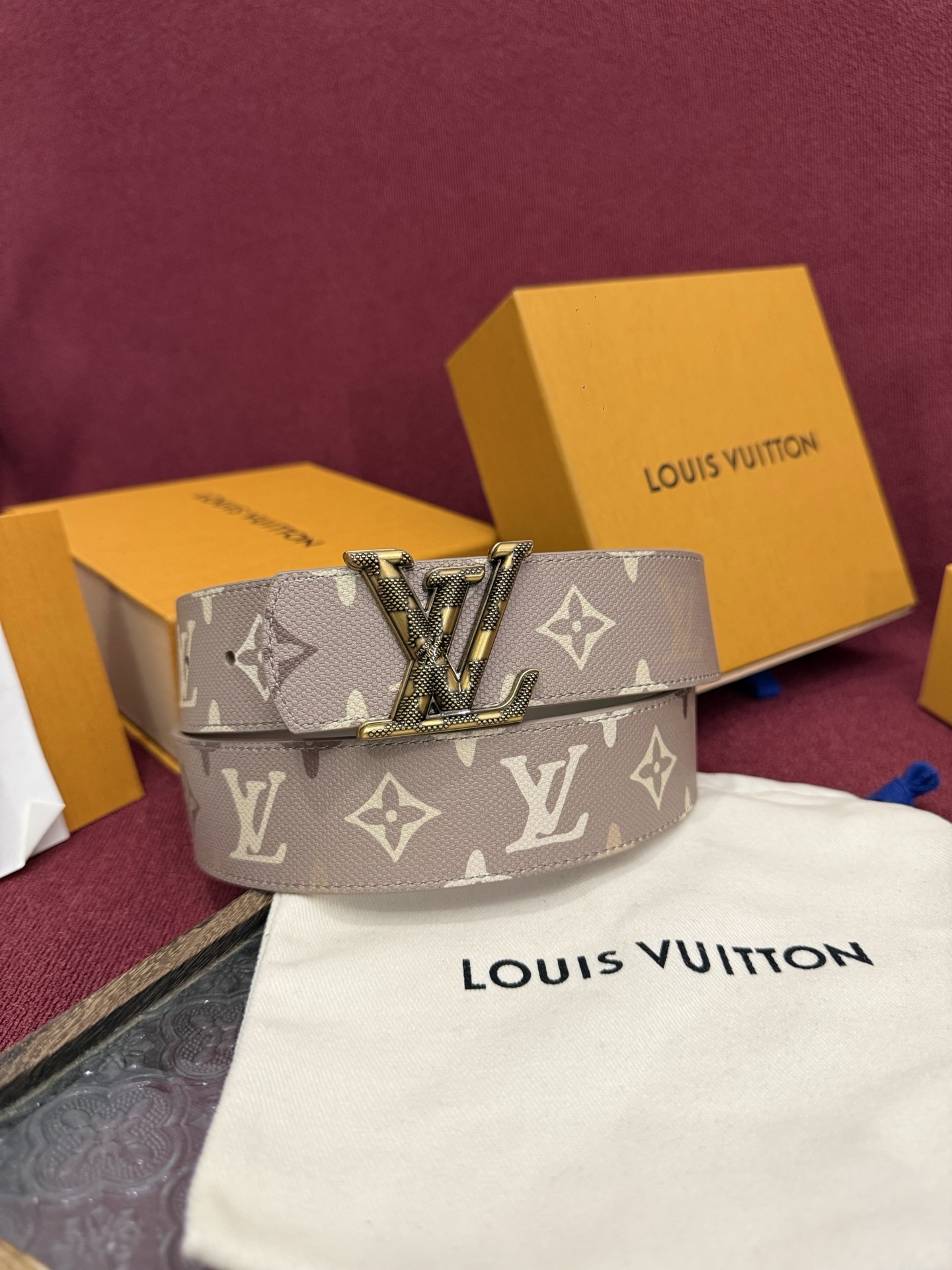 LV Dimension Monogram SurPlus 40mm可翻转腰带大胆地将日常中性风格演绎得