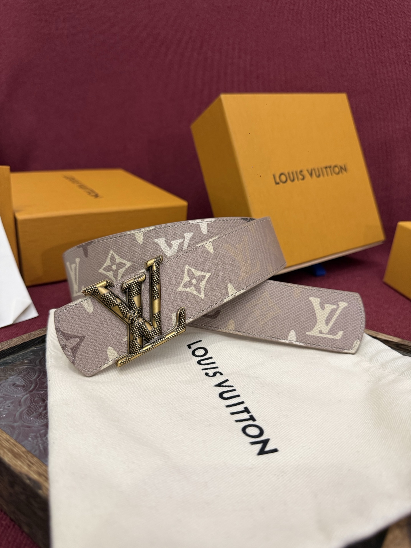 LV Dimension Monogram SurPlus 40mm可翻转腰带大胆地将日常中性风格演绎得