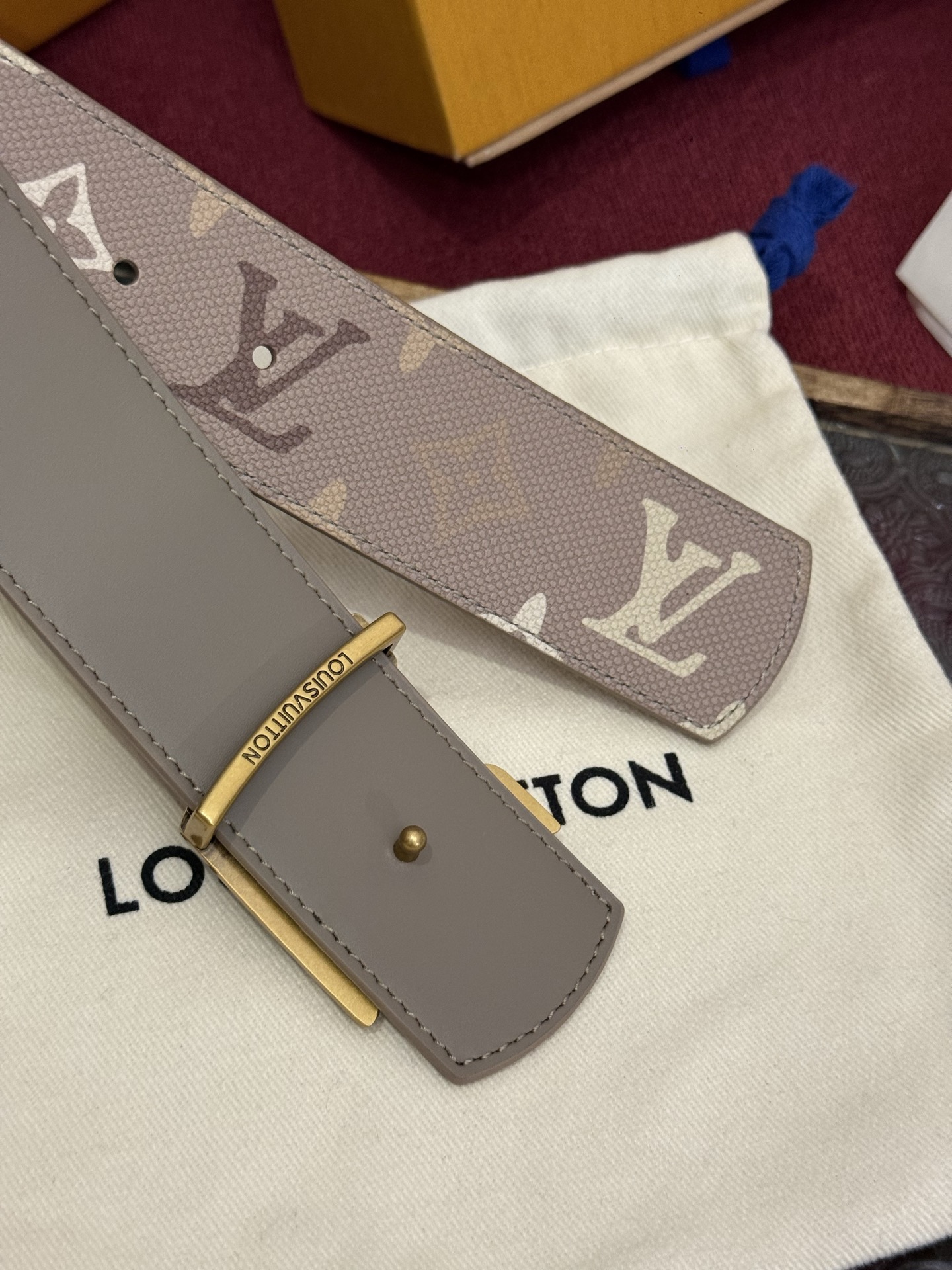 LV Dimension Monogram SurPlus 40mm可翻转腰带大胆地将日常中性风格演绎得