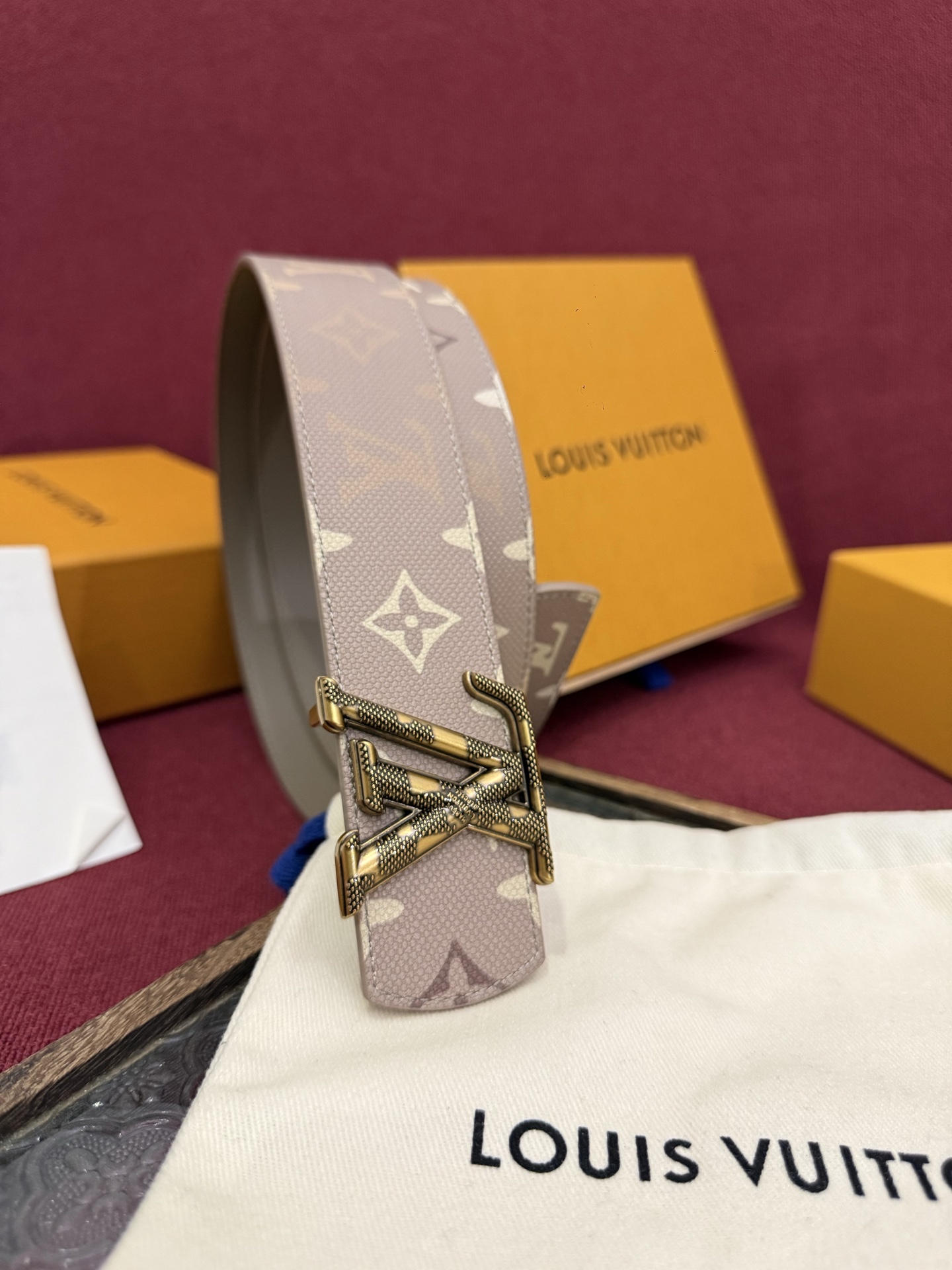 LV Dimension Monogram SurPlus 40mm可翻转腰带大胆地将日常中性风格演绎得