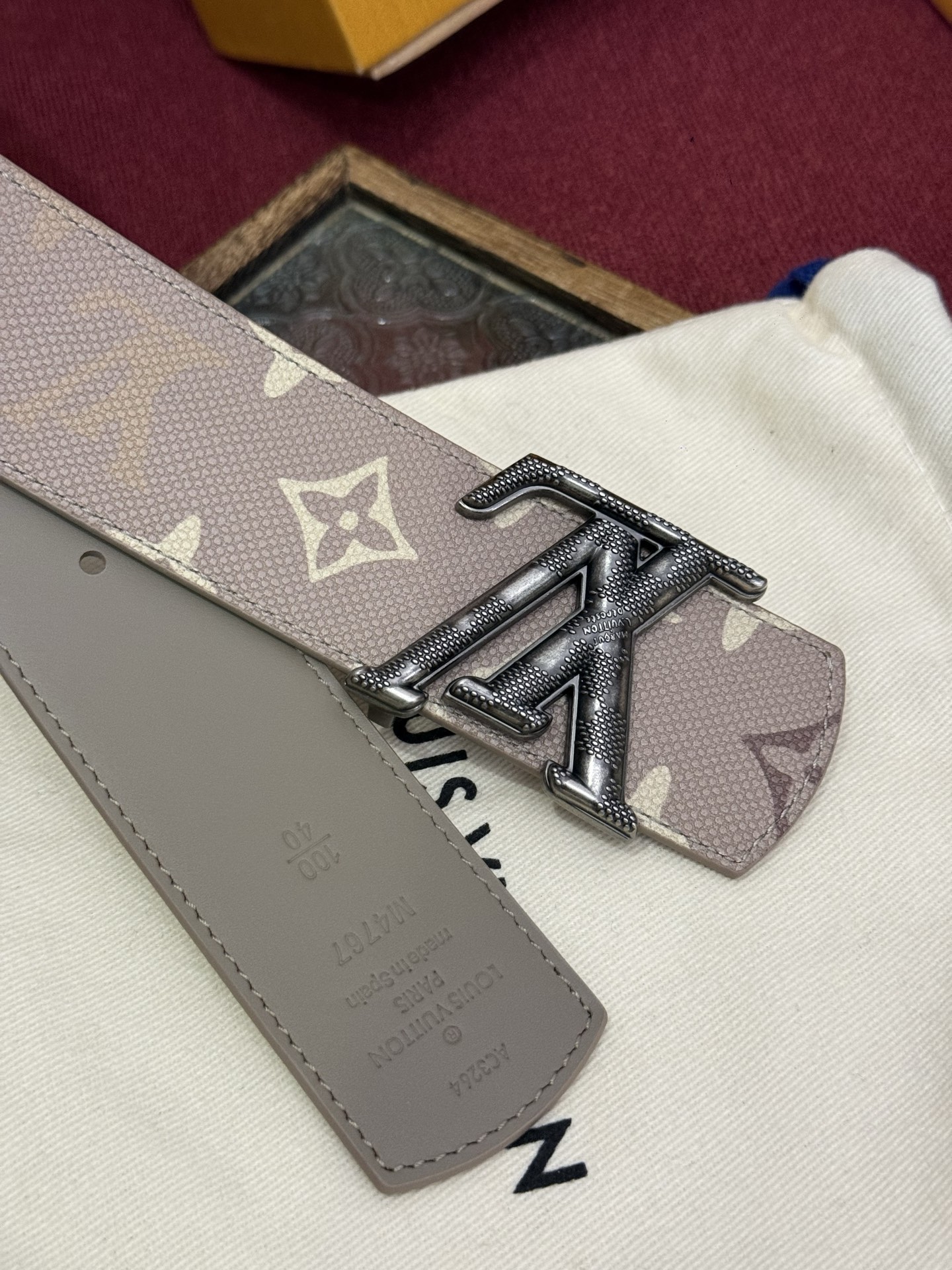 LV Dimension Monogram SurPlus 40mm可翻转腰带大胆地将日常中性风格演绎得