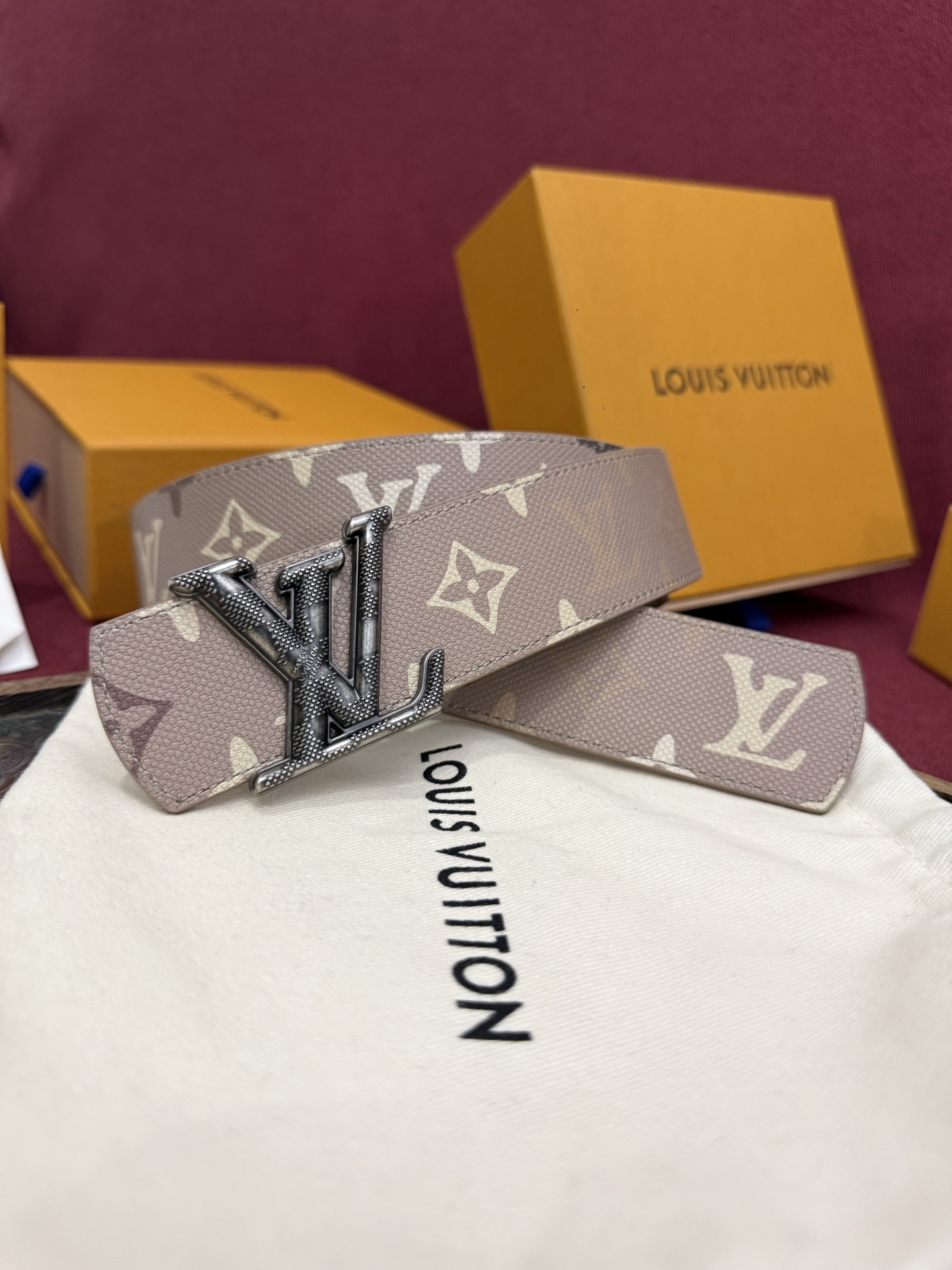 LV Dimension Monogram SurPlus 40mm可翻转腰带大胆地将日常中性风格演绎得