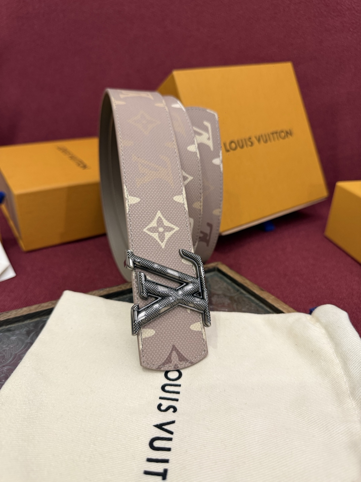 LV Dimension Monogram SurPlus 40mm可翻转腰带大胆地将日常中性风格演绎得