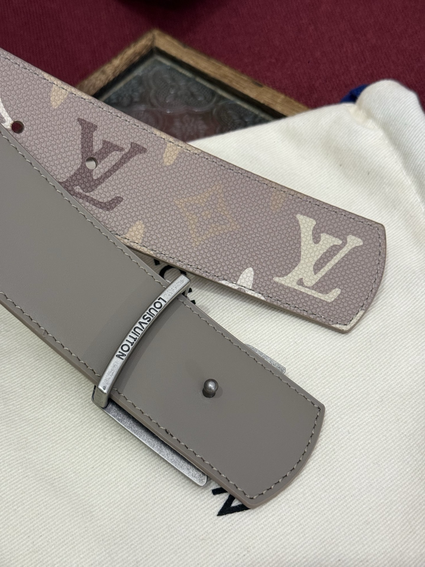 LV Dimension Monogram SurPlus 40mm可翻转腰带大胆地将日常中性风格演绎得