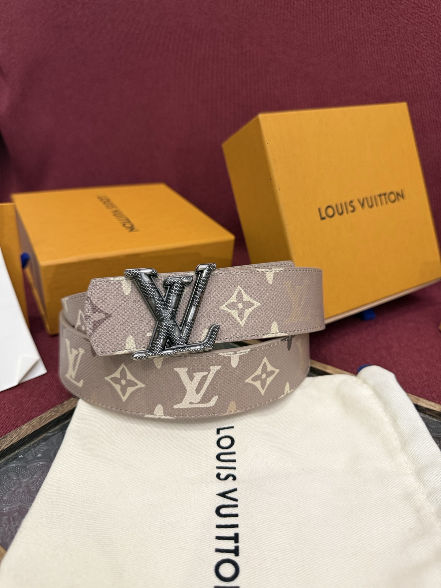 LV Dimension Monogram SurPlus 40mm可翻转腰带大胆地将日常中性风格演绎得