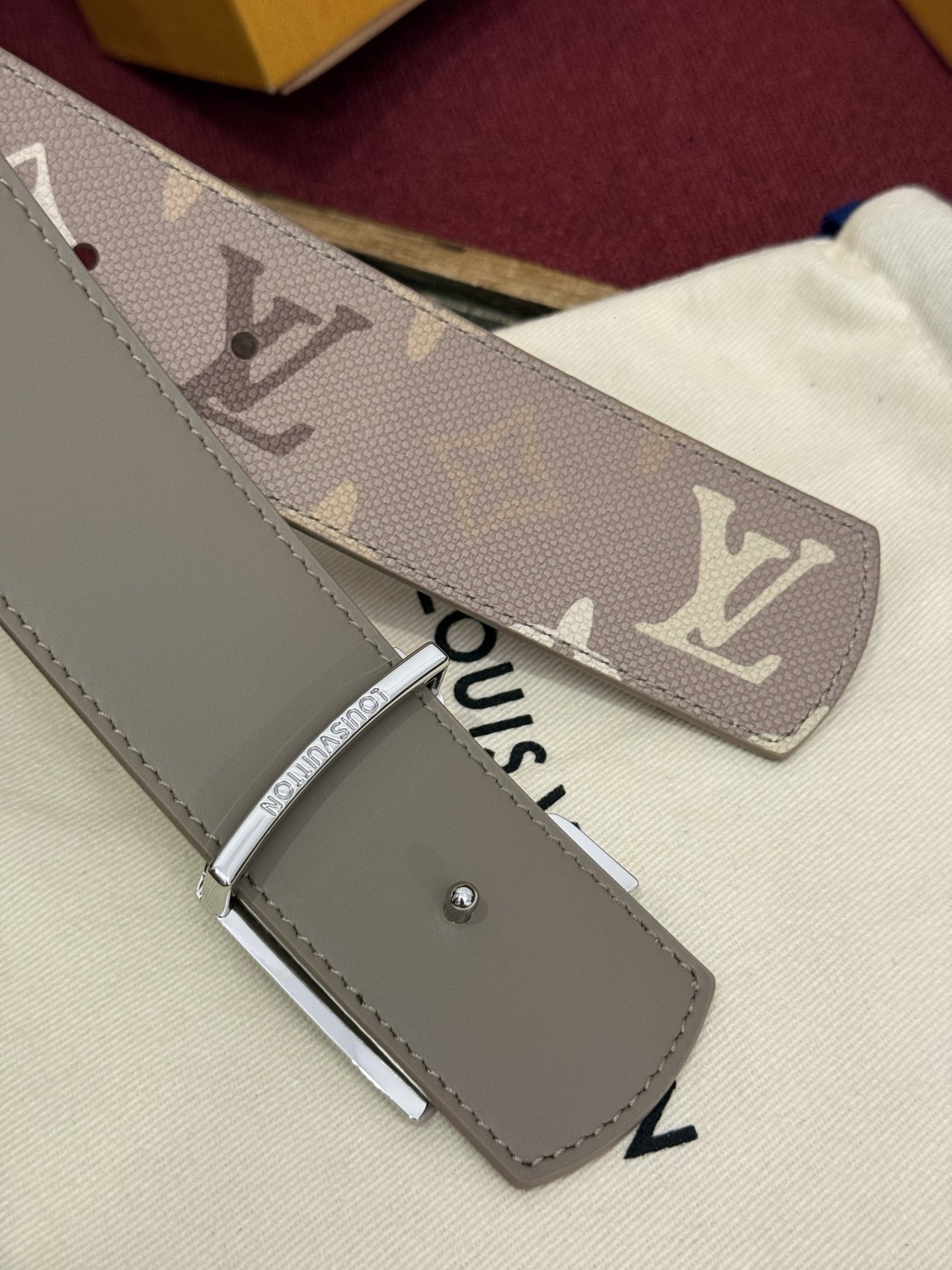 LV Dimension Monogram SurPlus 40mm可翻转腰带大胆地将日常中性风格演绎得