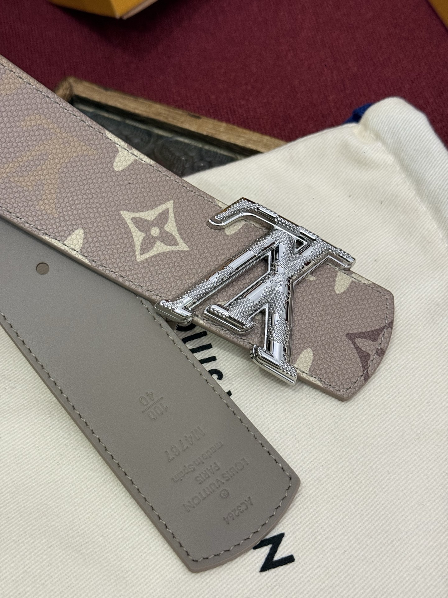 LV Dimension Monogram SurPlus 40mm可翻转腰带大胆地将日常中性风格演绎得