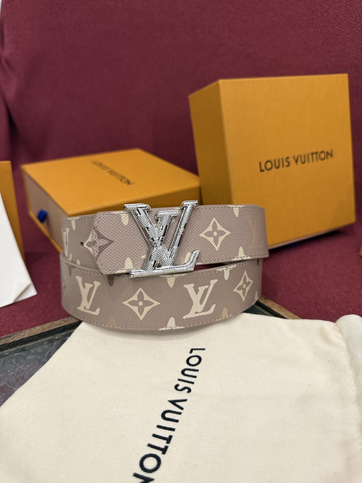 LV Dimension Monogram SurPlus 40mm可翻转腰带大胆地将日常中性风格演绎得