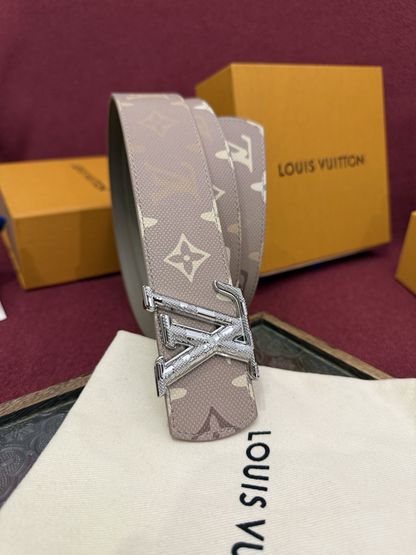 LV Dimension Monogram SurPlus 40mm可翻转腰带大胆地将日常中性风格演绎得
