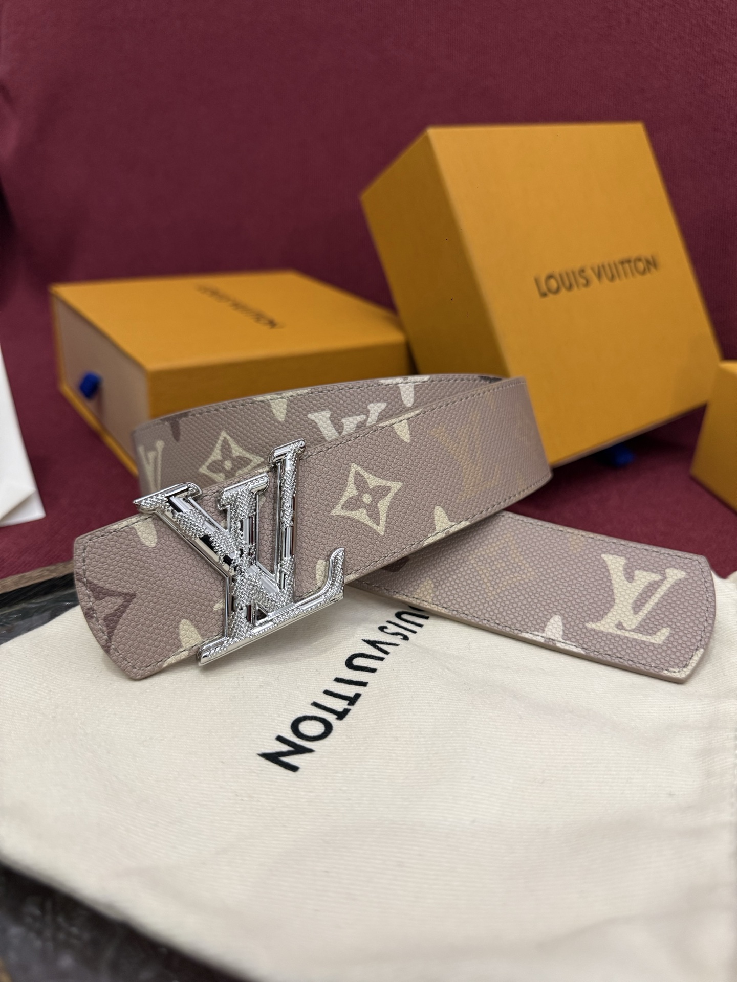LV Dimension Monogram SurPlus 40mm可翻转腰带大胆地将日常中性风格演绎得