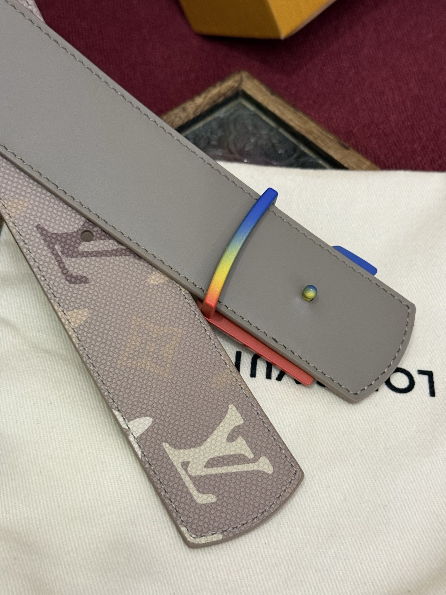 LV Dimension Monogram SurPlus 40mm可翻转腰带大胆地将日常中性风格演绎得