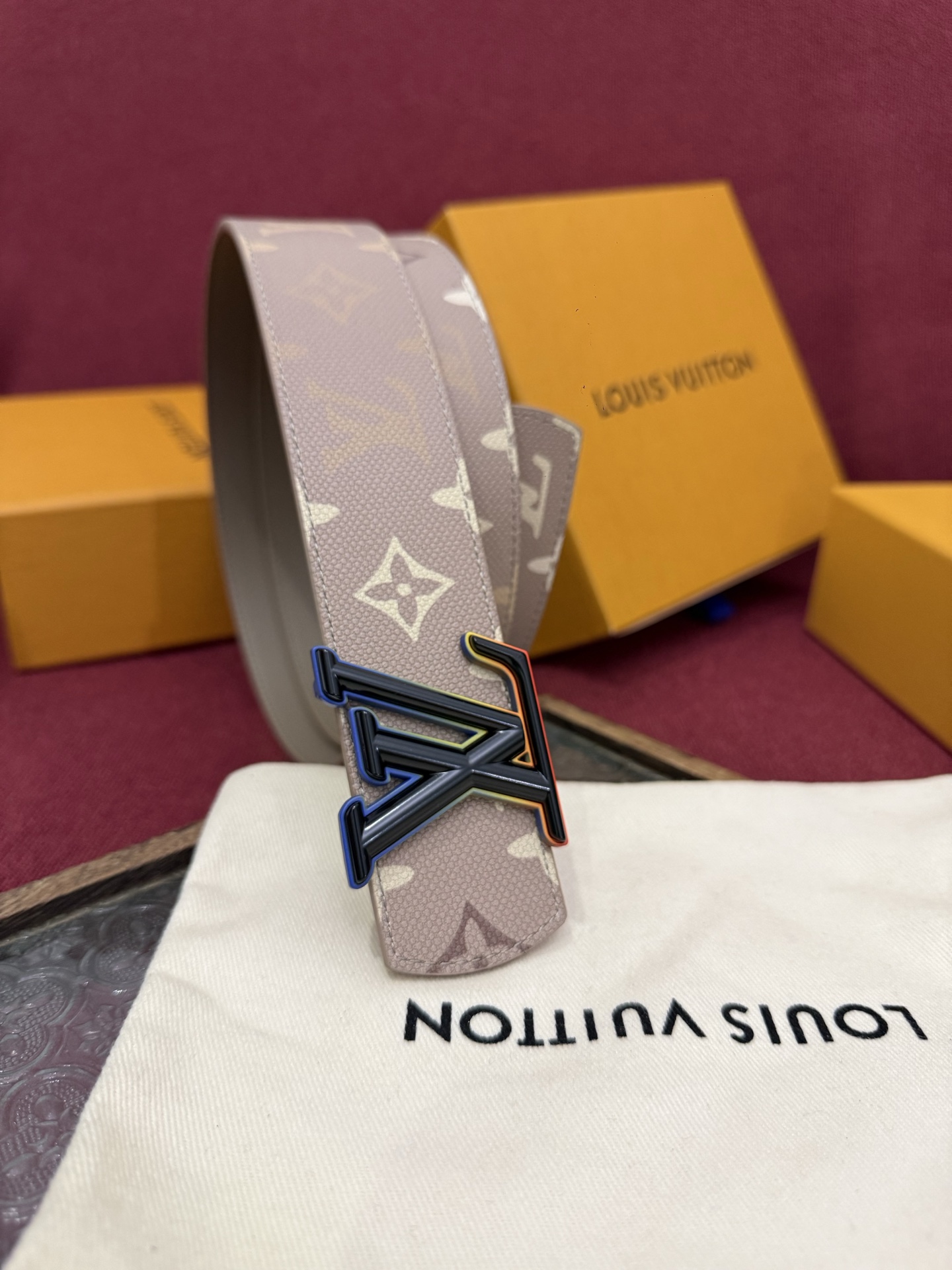 LV Dimension Monogram SurPlus 40mm可翻转腰带大胆地将日常中性风格演绎得