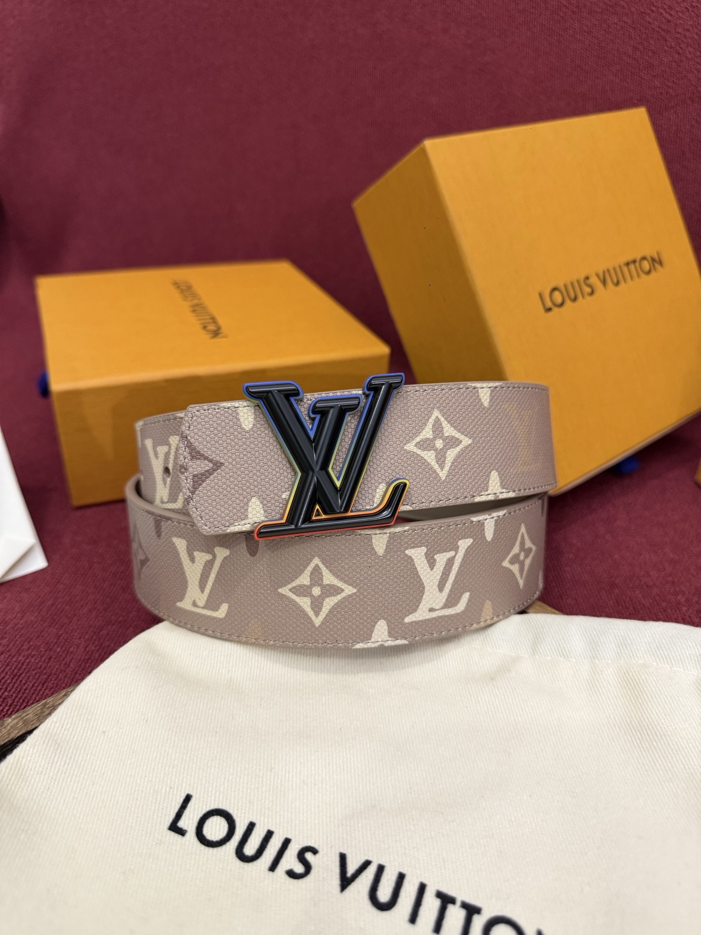 LV Dimension Monogram SurPlus 40mm可翻转腰带大胆地将日常中性风格演绎得
