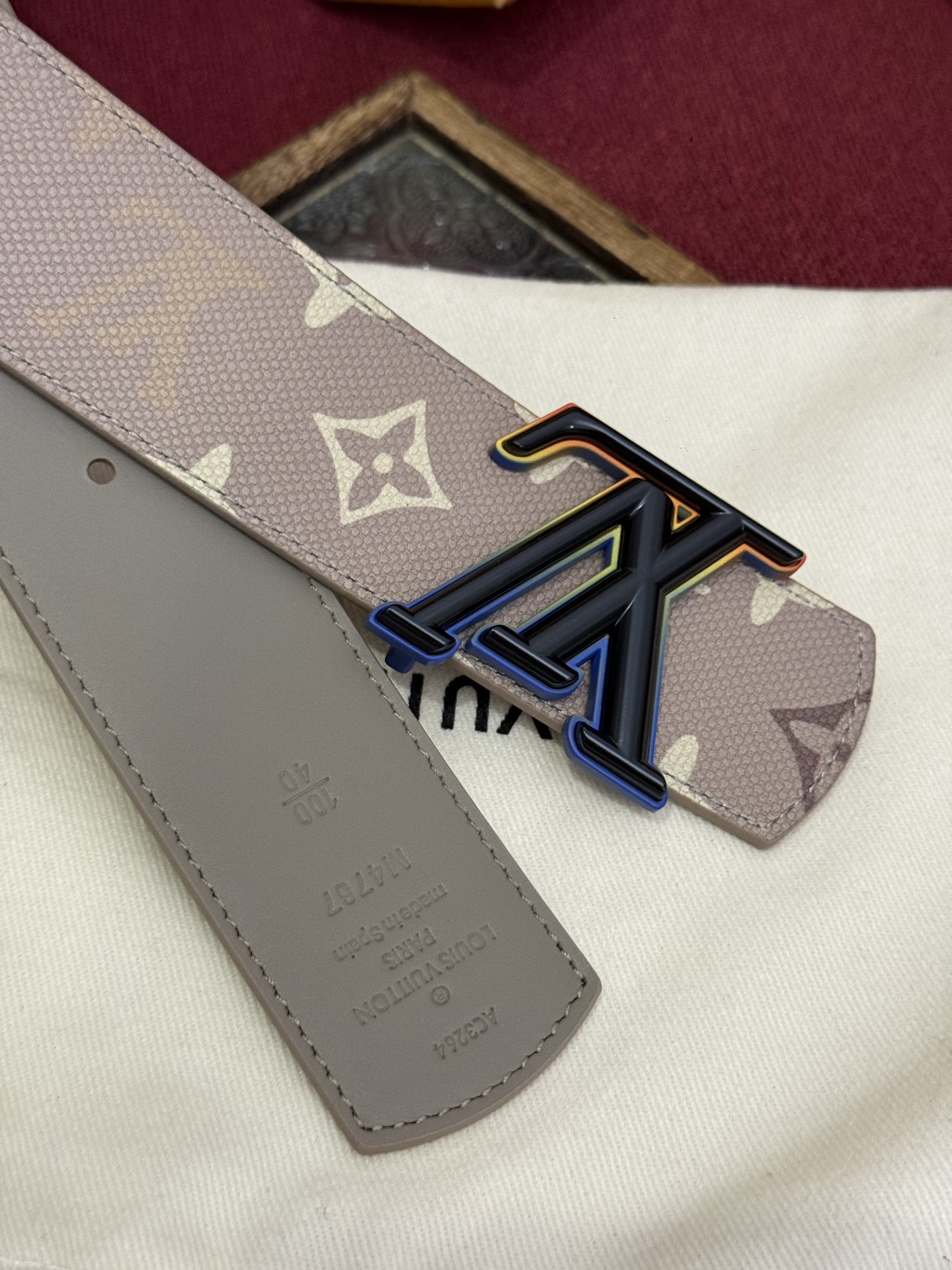 LV Dimension Monogram SurPlus 40mm可翻转腰带大胆地将日常中性风格演绎得