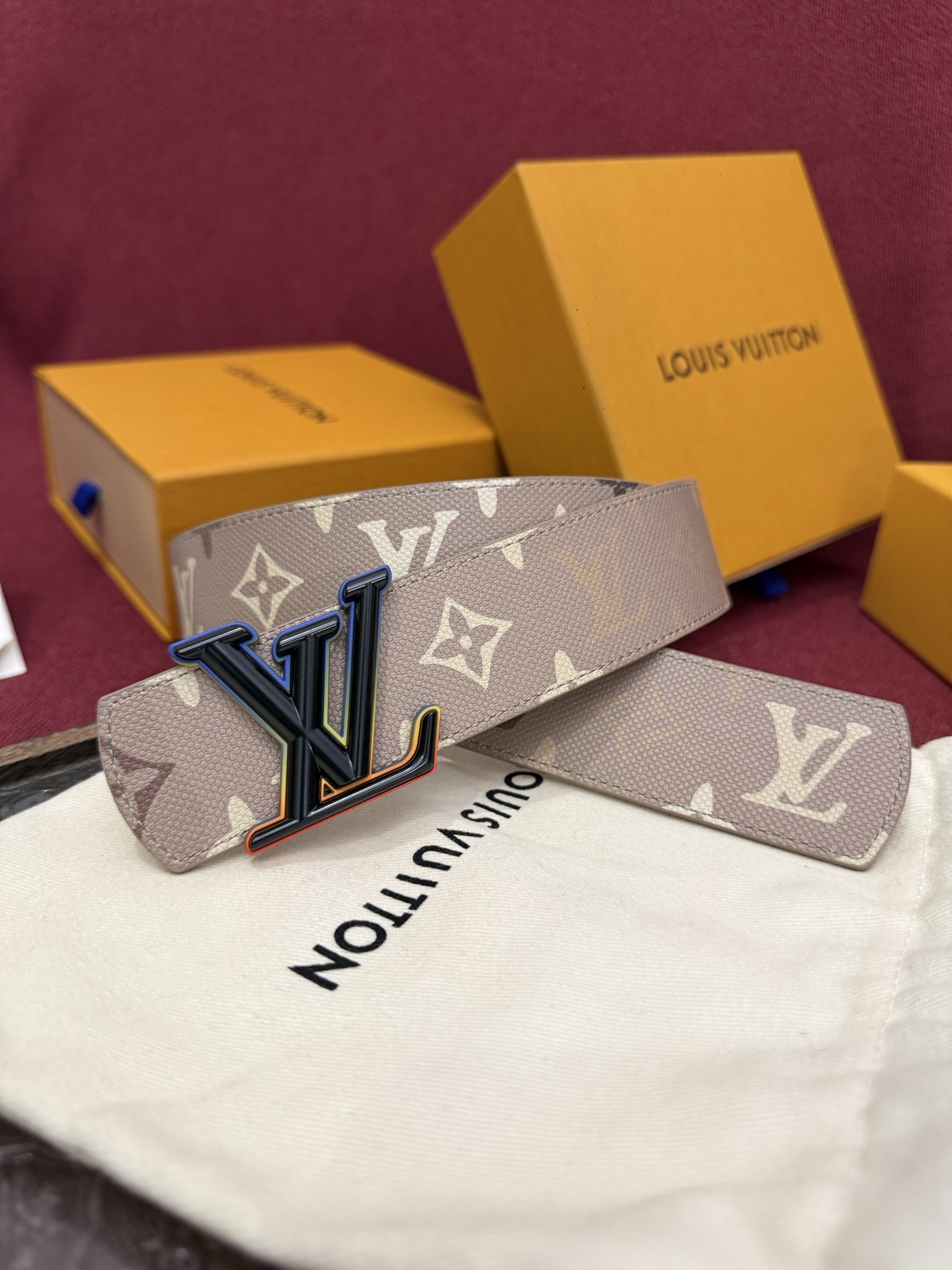 NO:882488,The LV Dimension Monogram Surplus 40mm reversible belt boldly interprets everyday unisex style. The canvas side of the strap is decorated with a Monogram pattern inspired by workwear style, while the leather back is made of smooth brown leather. As always, the rounded LV Dimension buckle adds a bit of unique charm to the simple and smooth silhouette. Belt, louis vuitton19860909LV Dimension Monogram Surplus 40mm可翻转腰带大胆地将日常中性风格演绎得淋漓尽致.表带帆布一侧饰有以工装风格为灵感的 Monogram 图案,而皮革背面则采用光滑的棕色皮革制成.一如往常,圆润的 LV Dimension 搭扣为简洁流畅的廓形增添了几分独特韵味.,皮带,louis vuitton,Belt