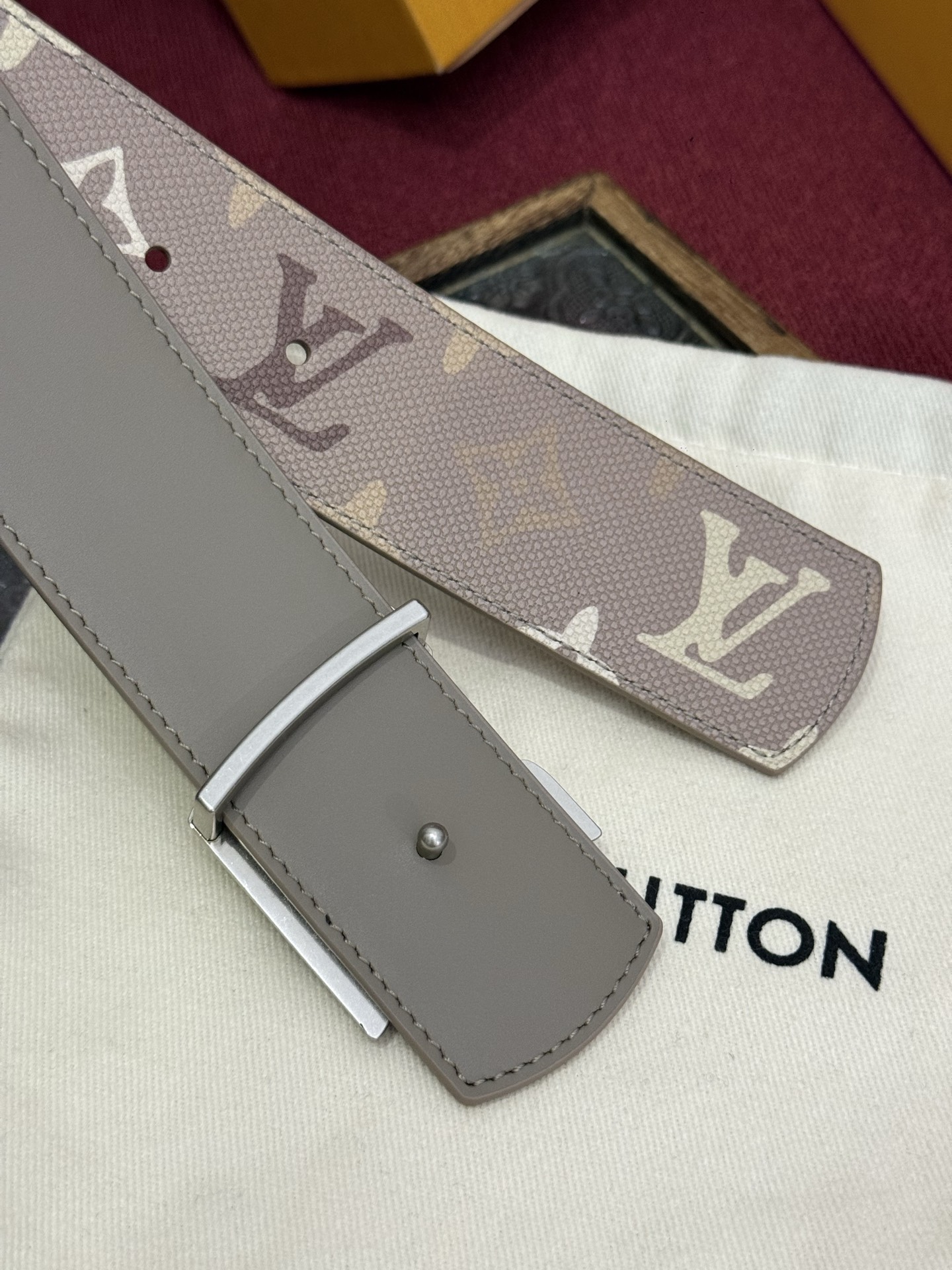 LV Dimension Monogram SurPlus 40mm可翻转腰带大胆地将日常中性风格演绎得