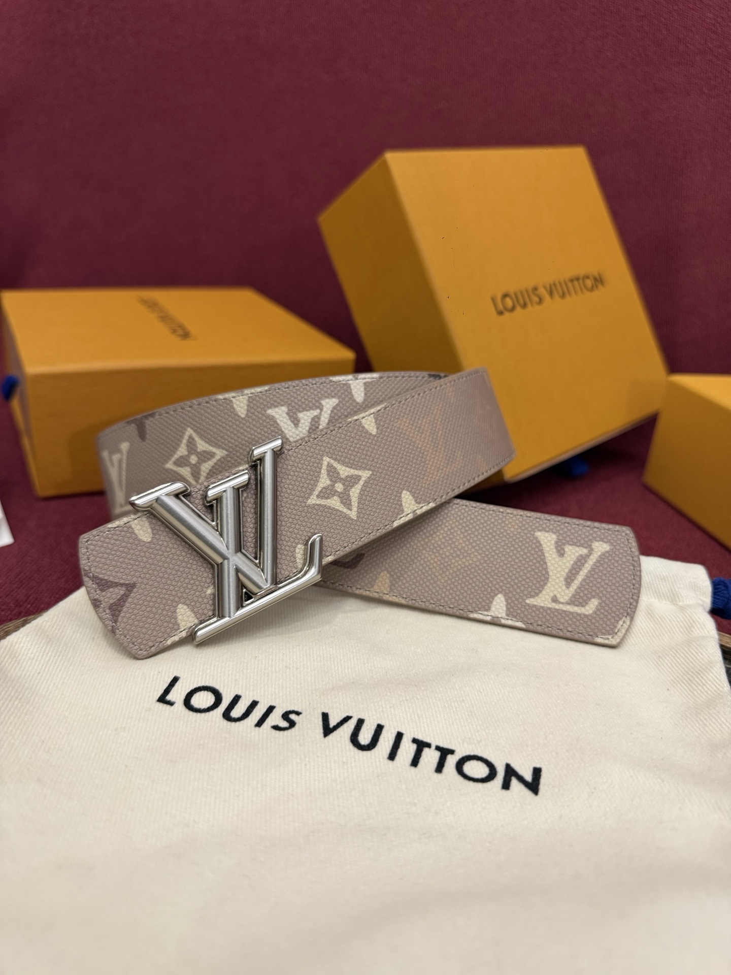 NO:860710,The LV Dimension Monogram Surplus 40mm reversible belt boldly interprets everyday unisex style. The canvas side of the strap is decorated with a Monogram pattern inspired by workwear style, while the leather back is made of smooth brown leather. As always, the rounded LV Dimension buckle adds a bit of unique charm to the simple and smooth silhouette. Belt, louis vuitton19860909LV Dimension Monogram Surplus 40mm可翻转腰带大胆地将日常中性风格演绎得淋漓尽致.表带帆布一侧饰有以工装风格为灵感的 Monogram 图案,而皮革背面则采用光滑的棕色皮革制成.一如往常,圆润的 LV Dimension 搭扣为简洁流畅的廓形增添了几分独特韵味.,皮带,louis vuitton,Belt
