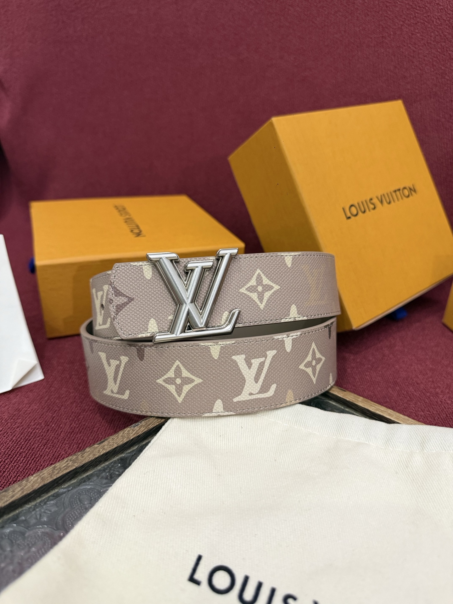 LV Dimension Monogram SurPlus 40mm可翻转腰带大胆地将日常中性风格演绎得