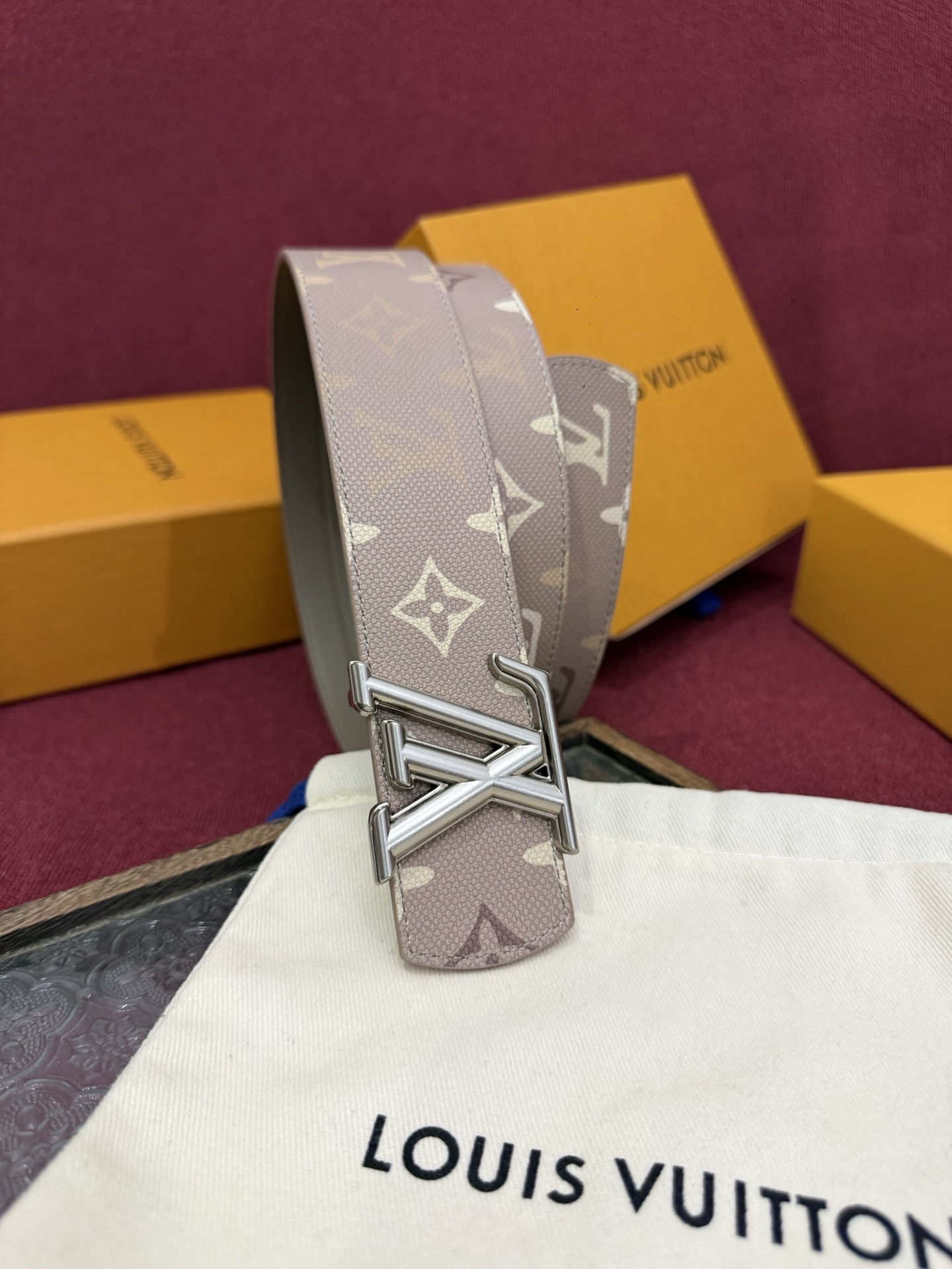 LV Dimension Monogram SurPlus 40mm可翻转腰带大胆地将日常中性风格演绎得