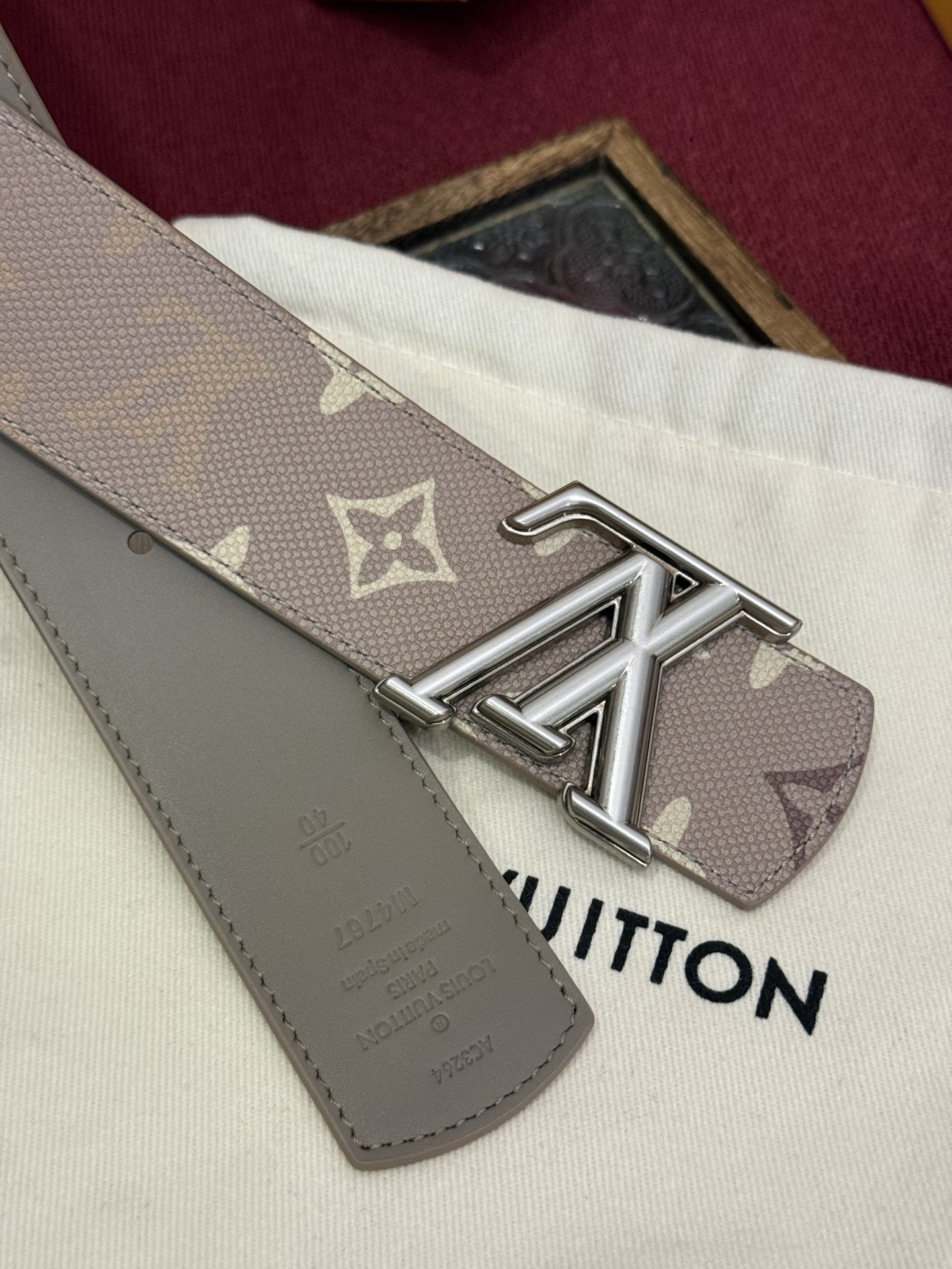 LV Dimension Monogram SurPlus 40mm可翻转腰带大胆地将日常中性风格演绎得