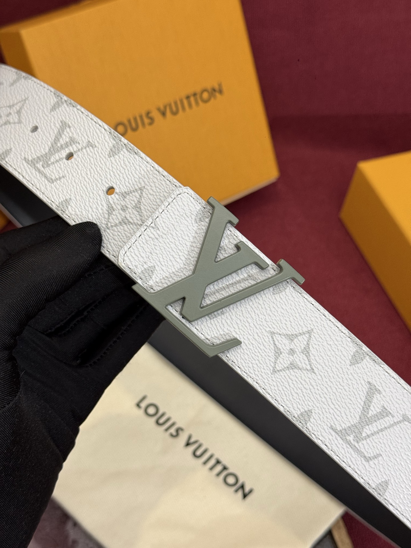 这款由西班牙制造的 LV Initiales Monogram 40mm 可翻转腰带采用了与秋季氛围相契