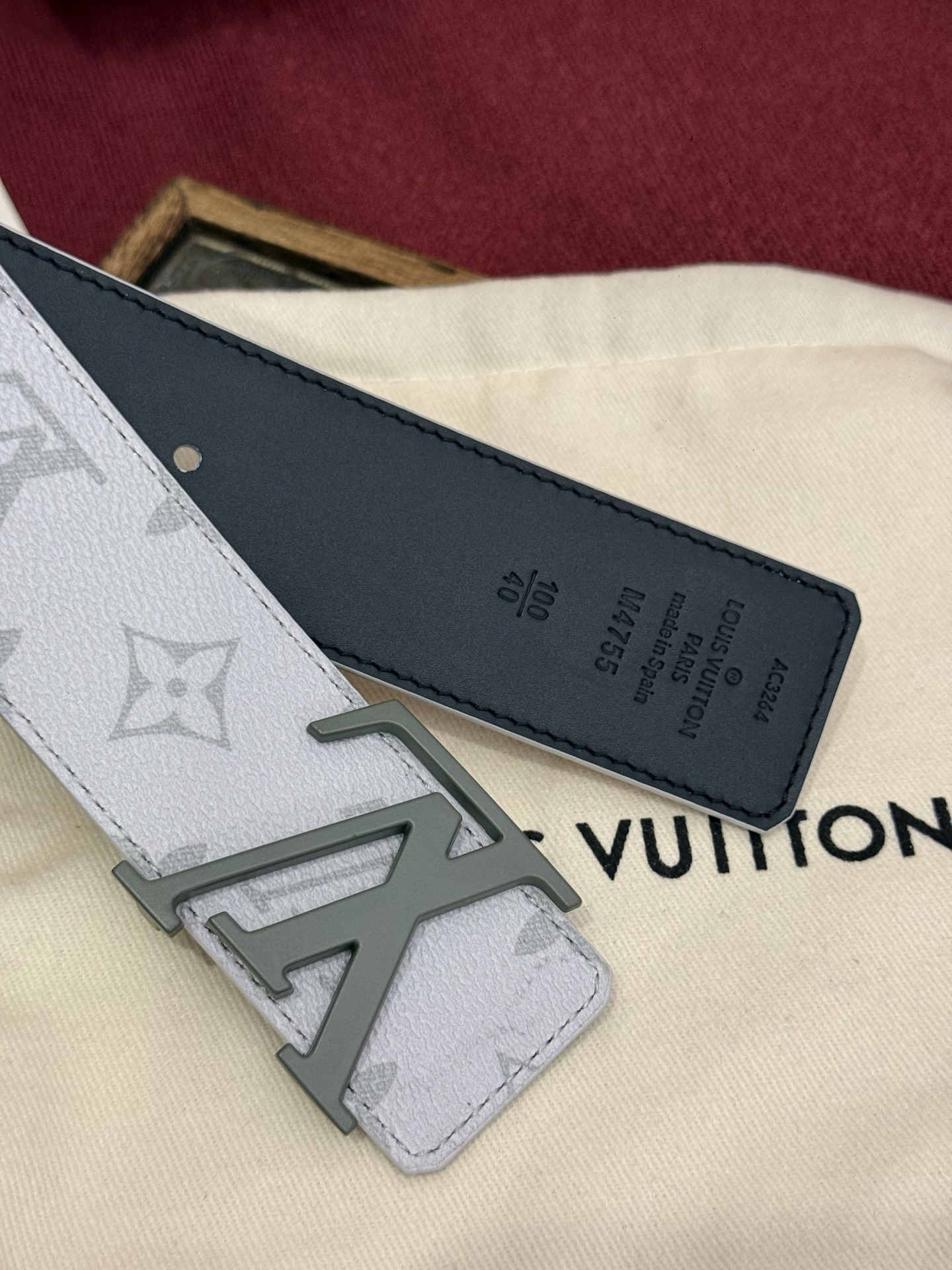 这款由西班牙制造的 LV Initiales Monogram 40mm 可翻转腰带采用了与秋季氛围相契
