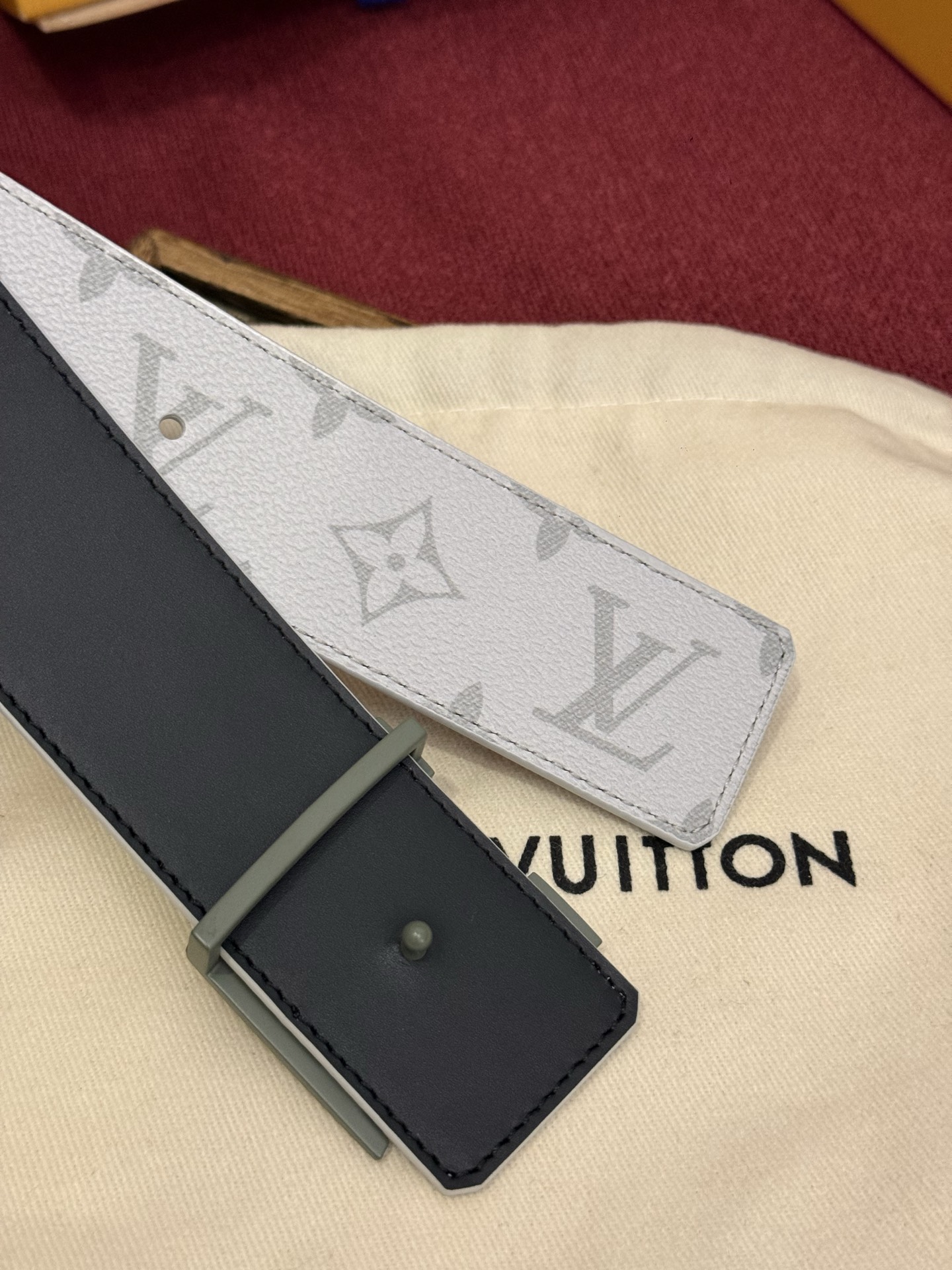 这款由西班牙制造的 LV Initiales Monogram 40mm 可翻转腰带采用了与秋季氛围相契