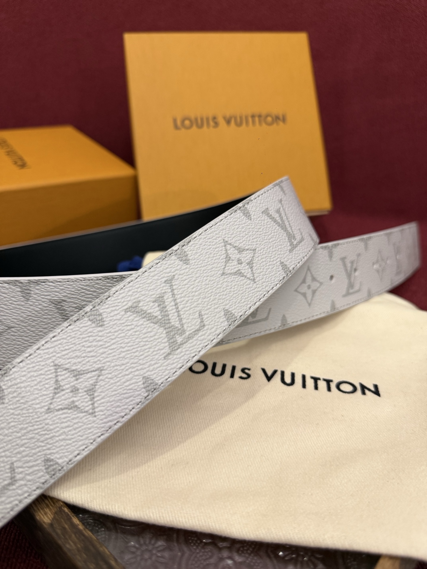 这款由西班牙制造的 LV Initiales Monogram 40mm 可翻转腰带采用了与秋季氛围相契