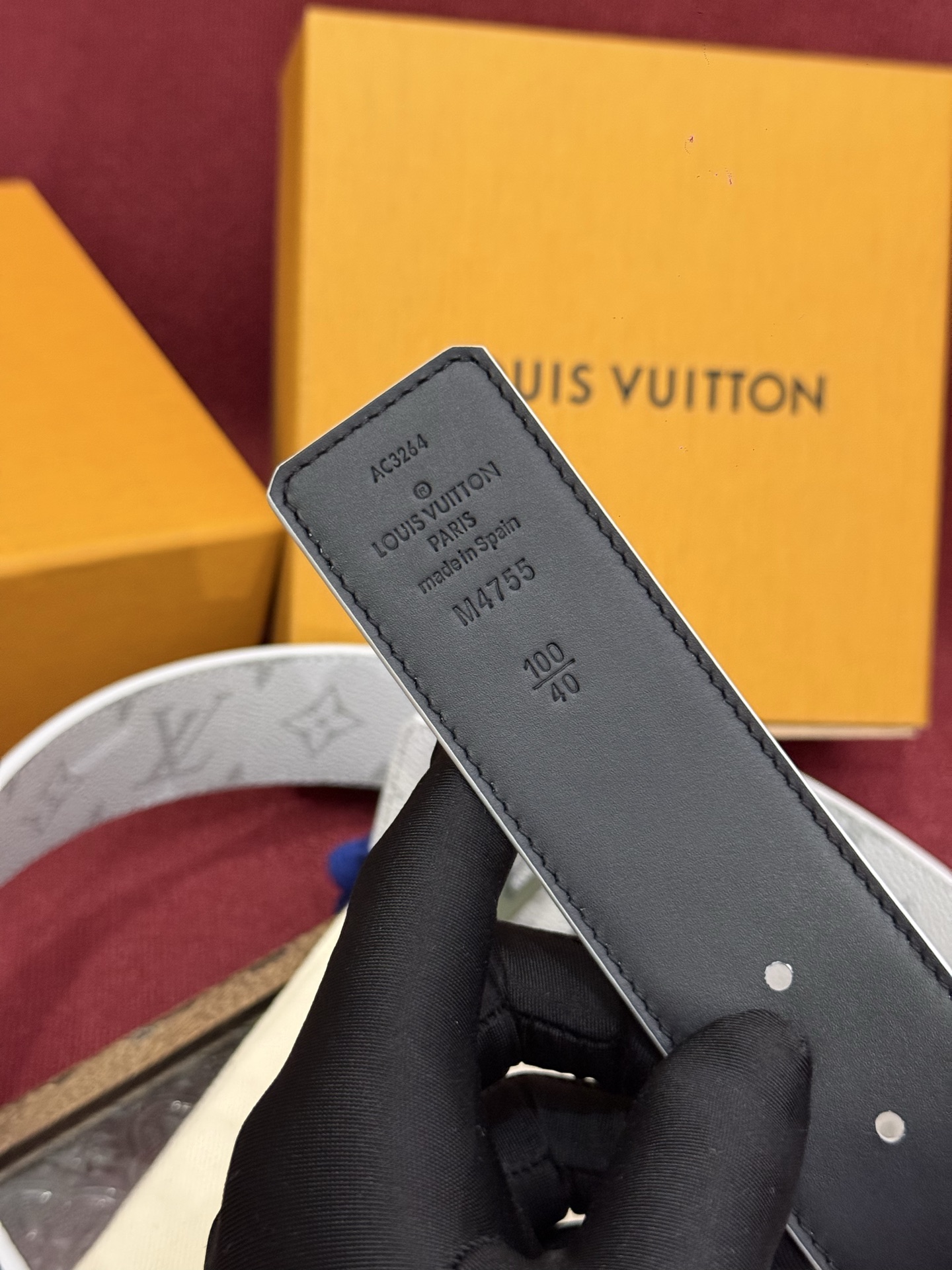 这款由西班牙制造的 LV Initiales Monogram 40mm 可翻转腰带采用了与秋季氛围相契