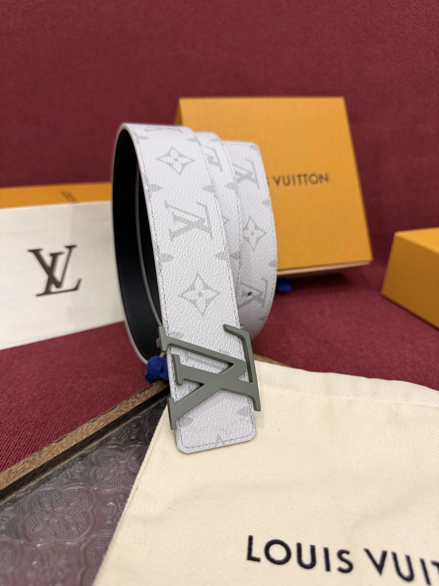 这款由西班牙制造的 LV Initiales Monogram 40mm 可翻转腰带采用了与秋季氛围相契