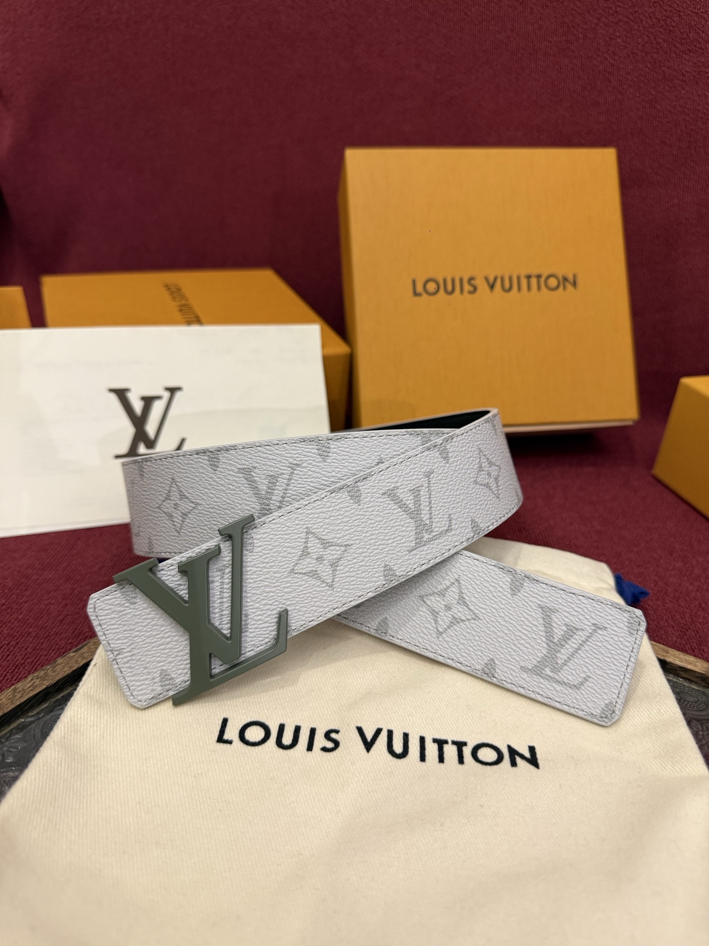 这款由西班牙制造的 LV Initiales Monogram 40mm 可翻转腰带采用了与秋季氛围相契