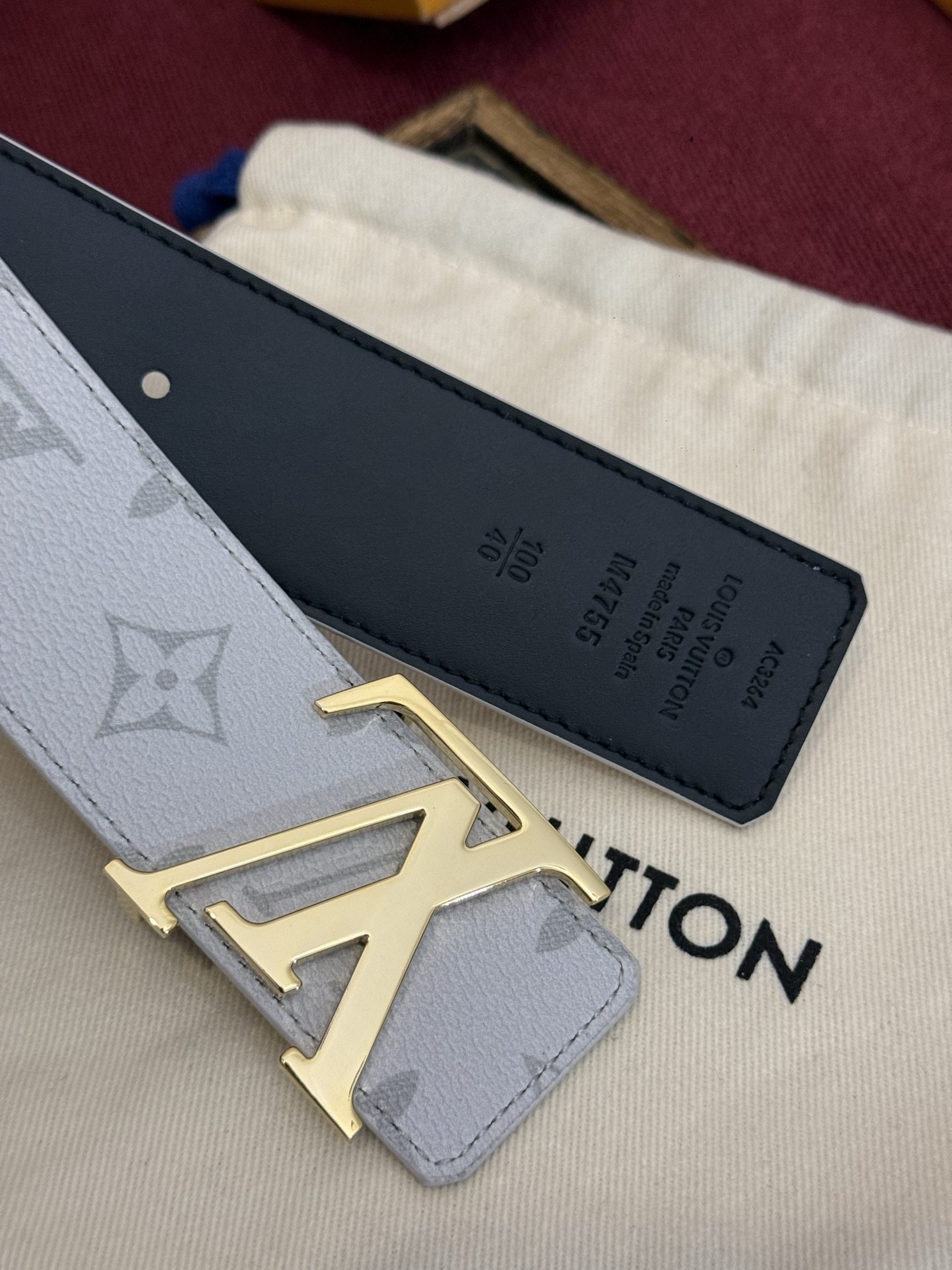 这款由西班牙制造的 LV Initiales Monogram 40mm 可翻转腰带采用了与秋季氛围相契