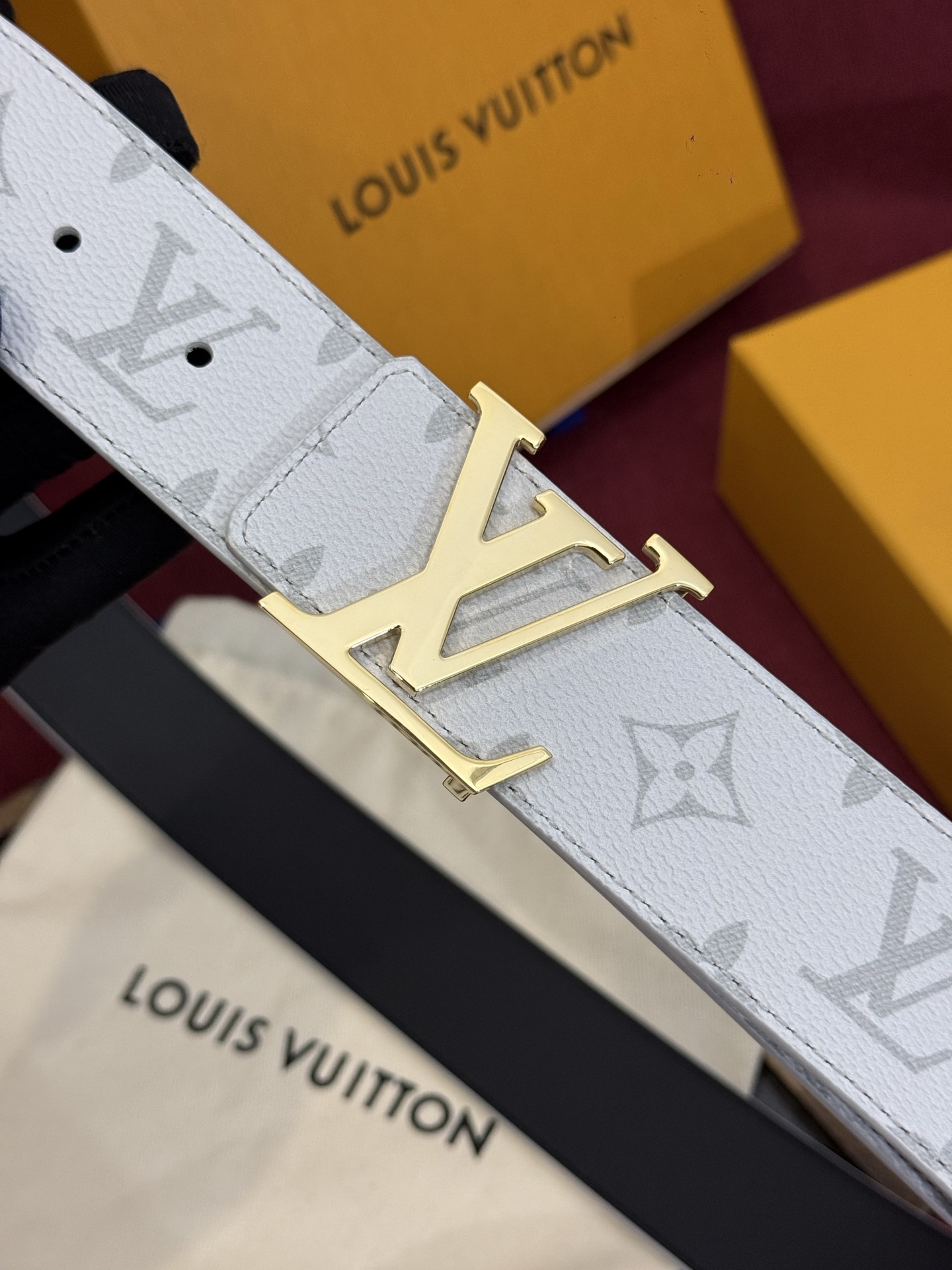 这款由西班牙制造的 LV Initiales Monogram 40mm 可翻转腰带采用了与秋季氛围相契