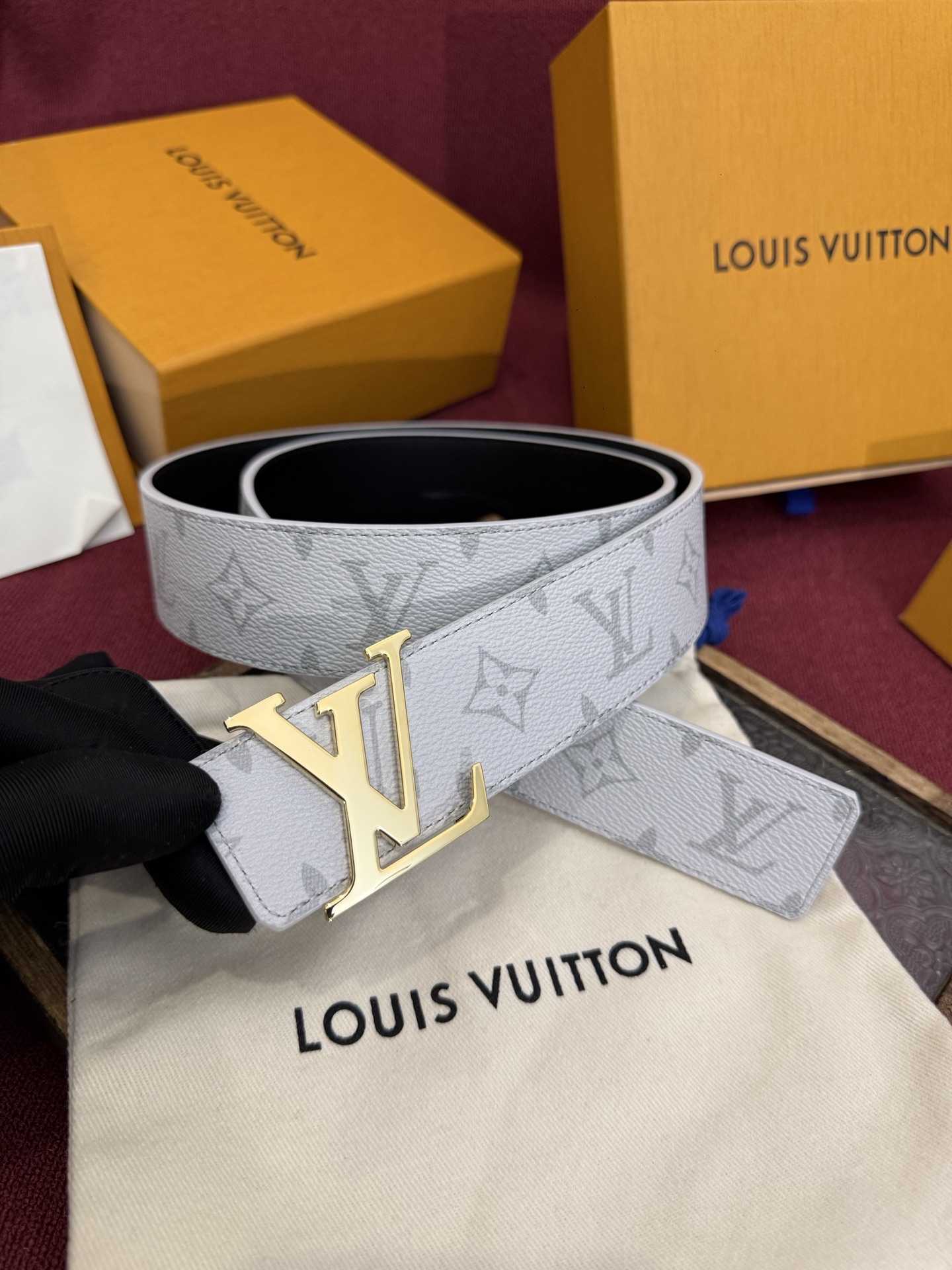 这款由西班牙制造的 LV Initiales Monogram 40mm 可翻转腰带采用了与秋季氛围相契