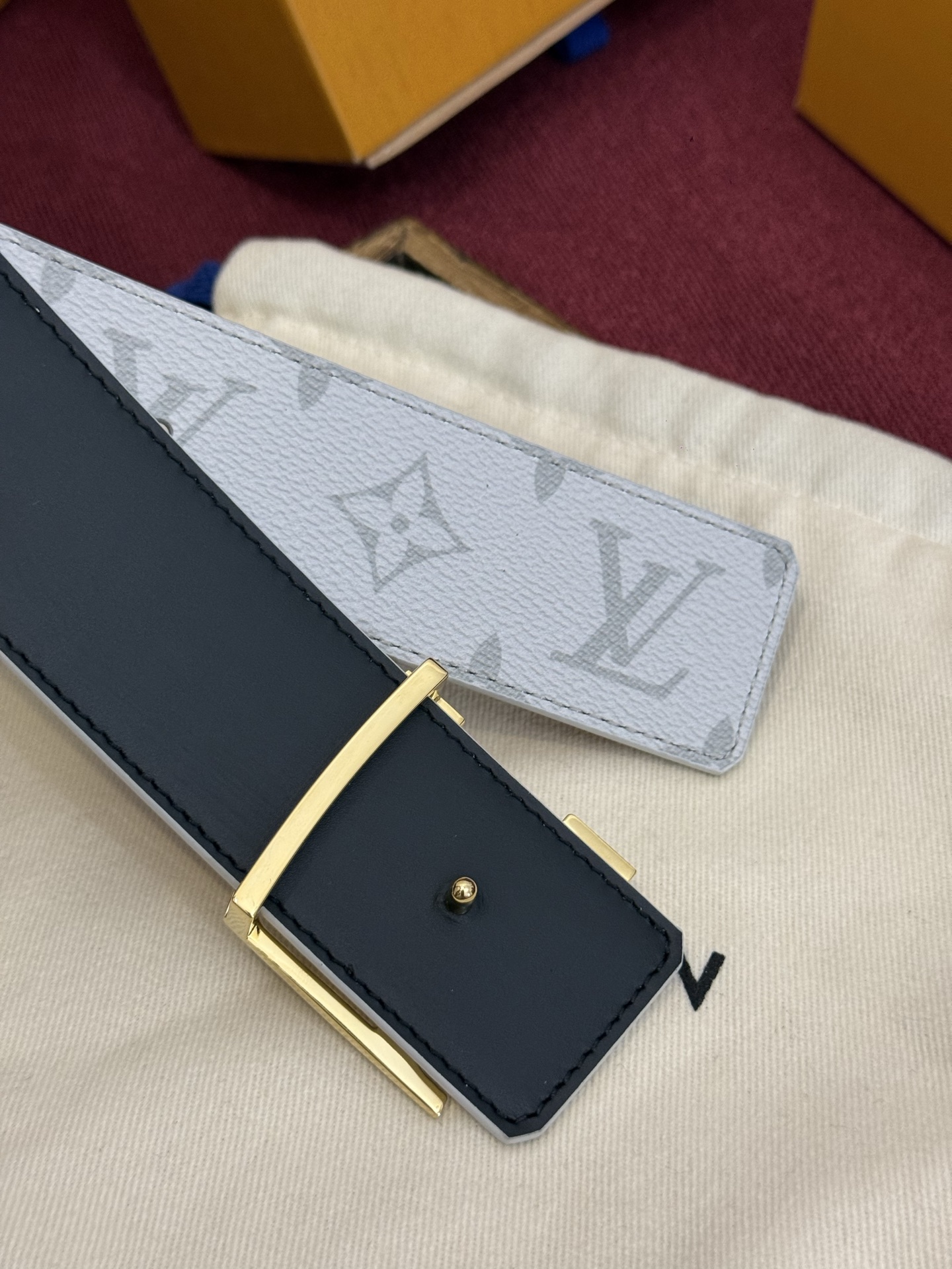 这款由西班牙制造的 LV Initiales Monogram 40mm 可翻转腰带采用了与秋季氛围相契