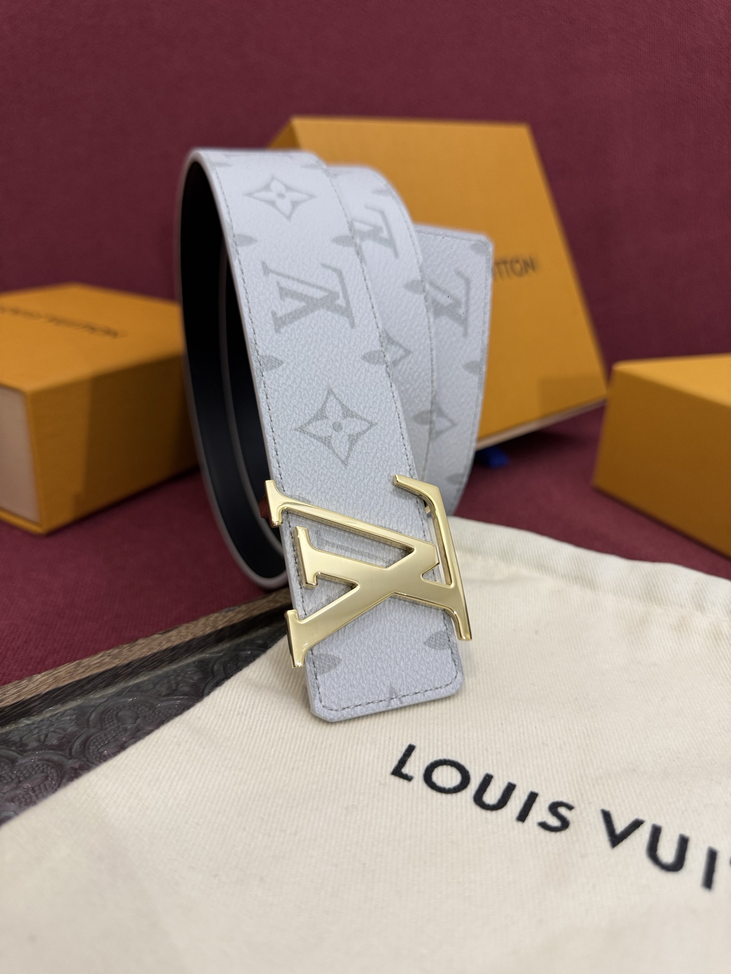 这款由西班牙制造的 LV Initiales Monogram 40mm 可翻转腰带采用了与秋季氛围相契