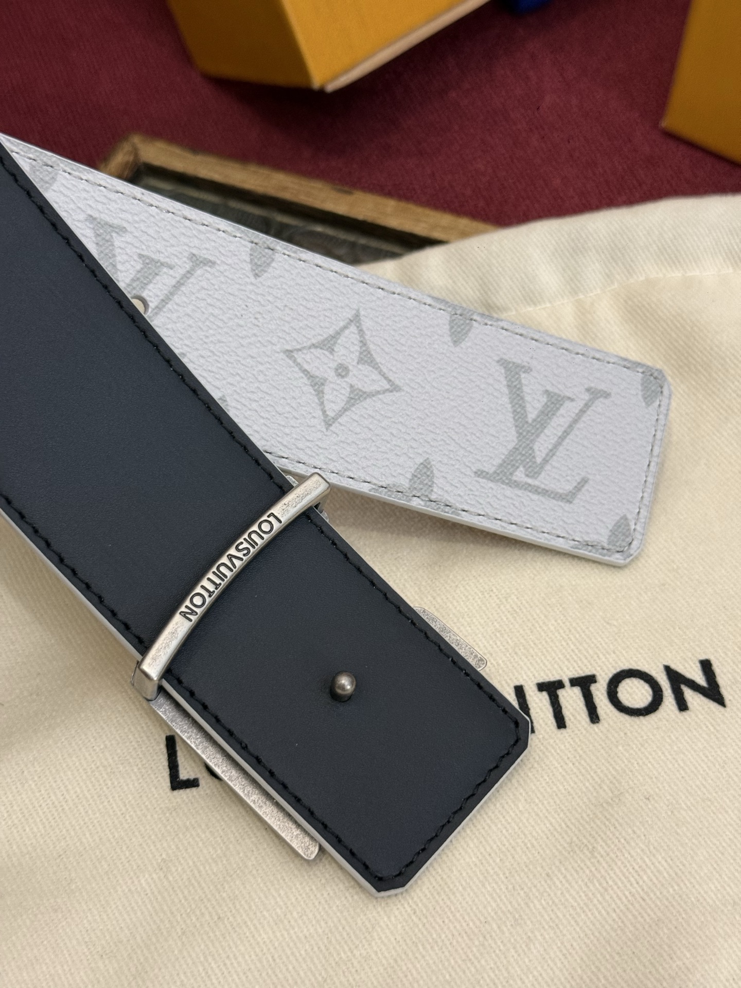 这款由西班牙制造的 LV Initiales Monogram 40mm 可翻转腰带采用了与秋季氛围相契