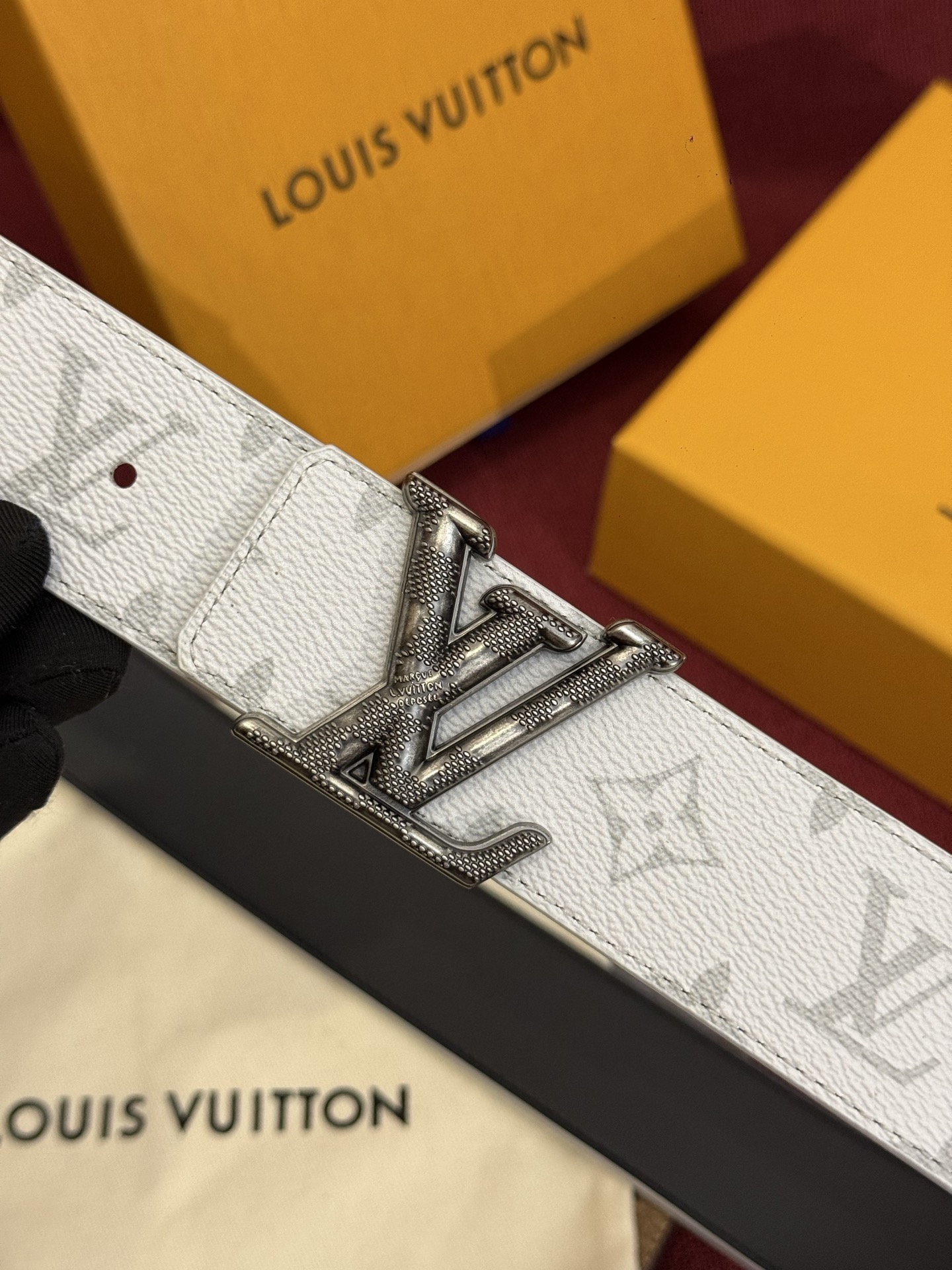 这款由西班牙制造的 LV Initiales Monogram 40mm 可翻转腰带采用了与秋季氛围相契