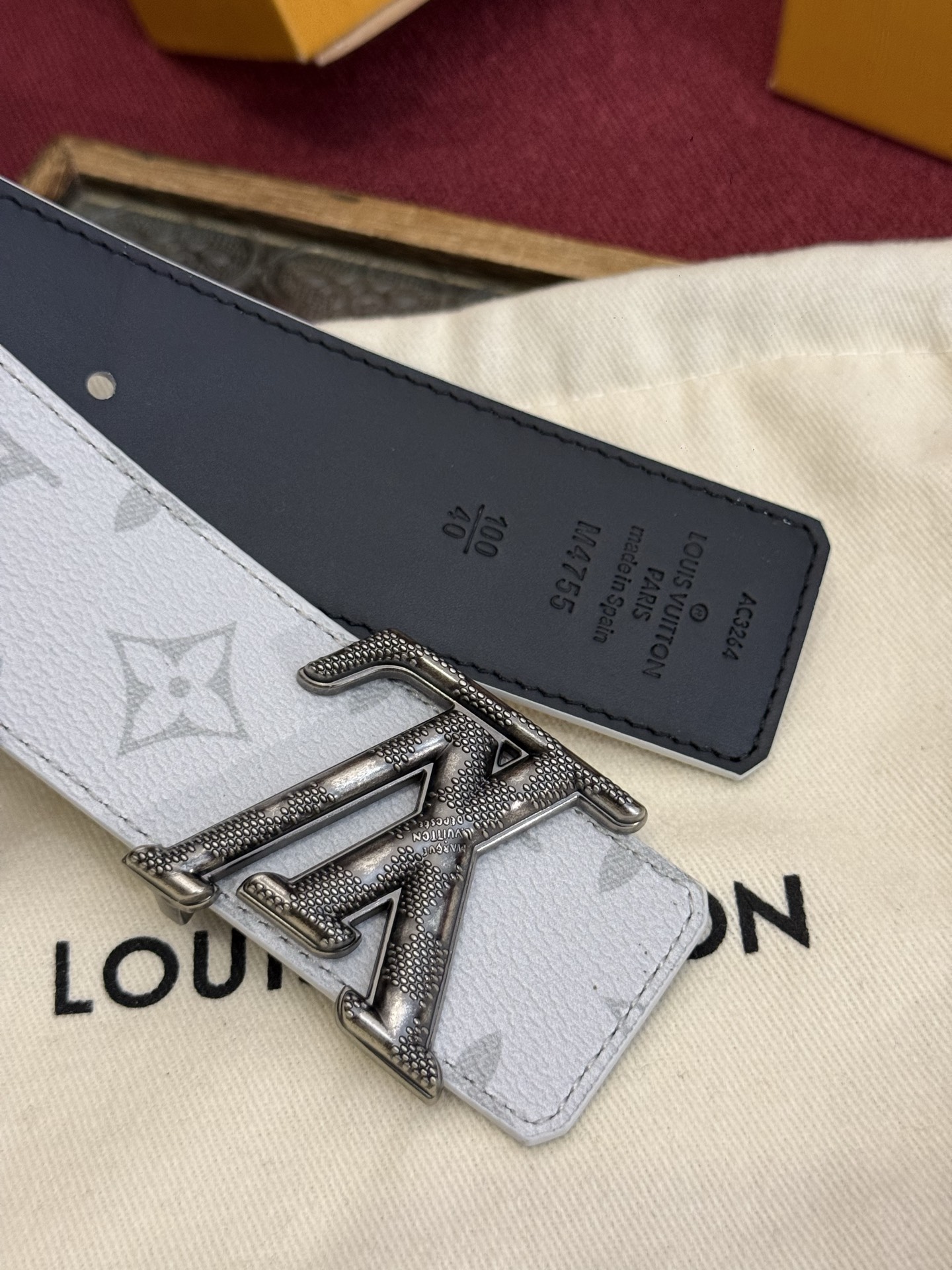 这款由西班牙制造的 LV Initiales Monogram 40mm 可翻转腰带采用了与秋季氛围相契