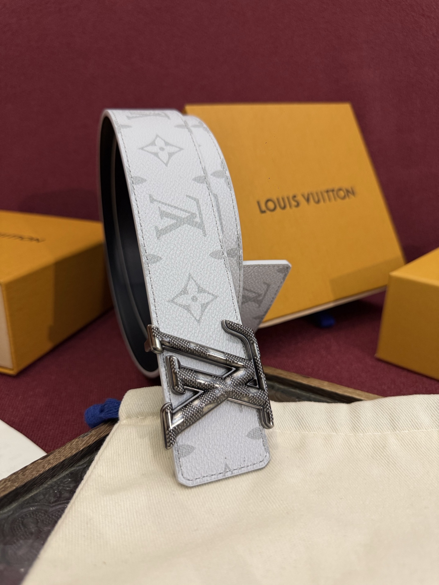 这款由西班牙制造的 LV Initiales Monogram 40mm 可翻转腰带采用了与秋季氛围相契