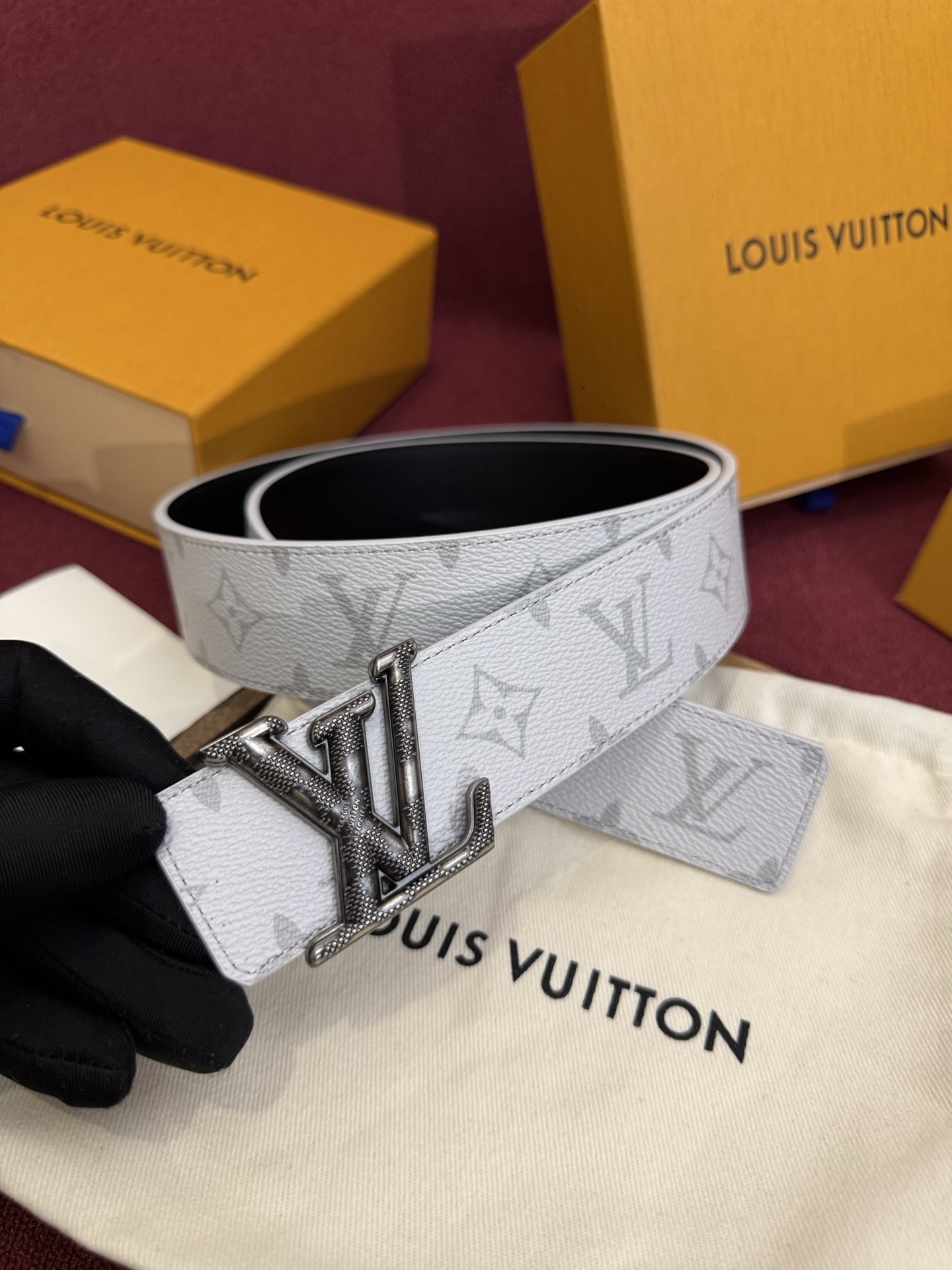 这款由西班牙制造的 LV Initiales Monogram 40mm 可翻转腰带采用了与秋季氛围相契