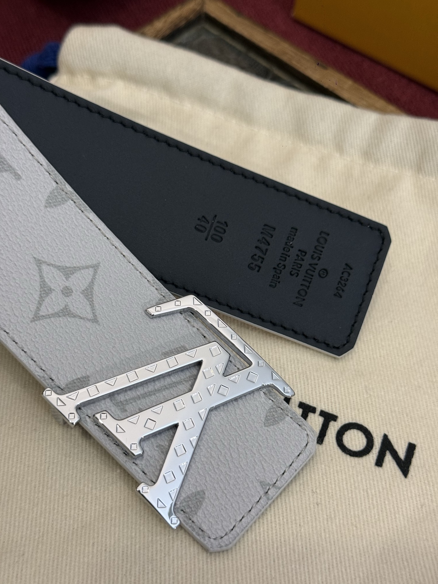 这款由西班牙制造的 LV Initiales Monogram 40mm 可翻转腰带采用了与秋季氛围相契