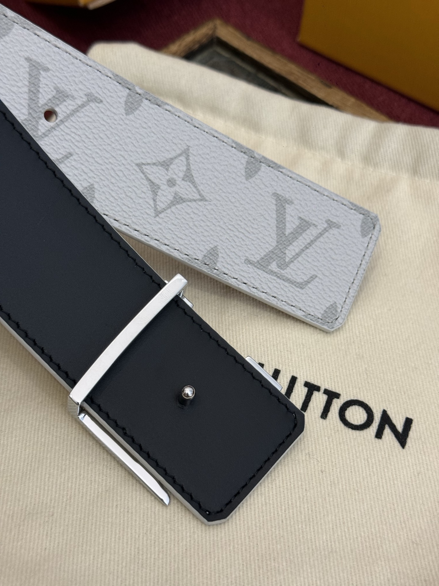 这款由西班牙制造的 LV Initiales Monogram 40mm 可翻转腰带采用了与秋季氛围相契