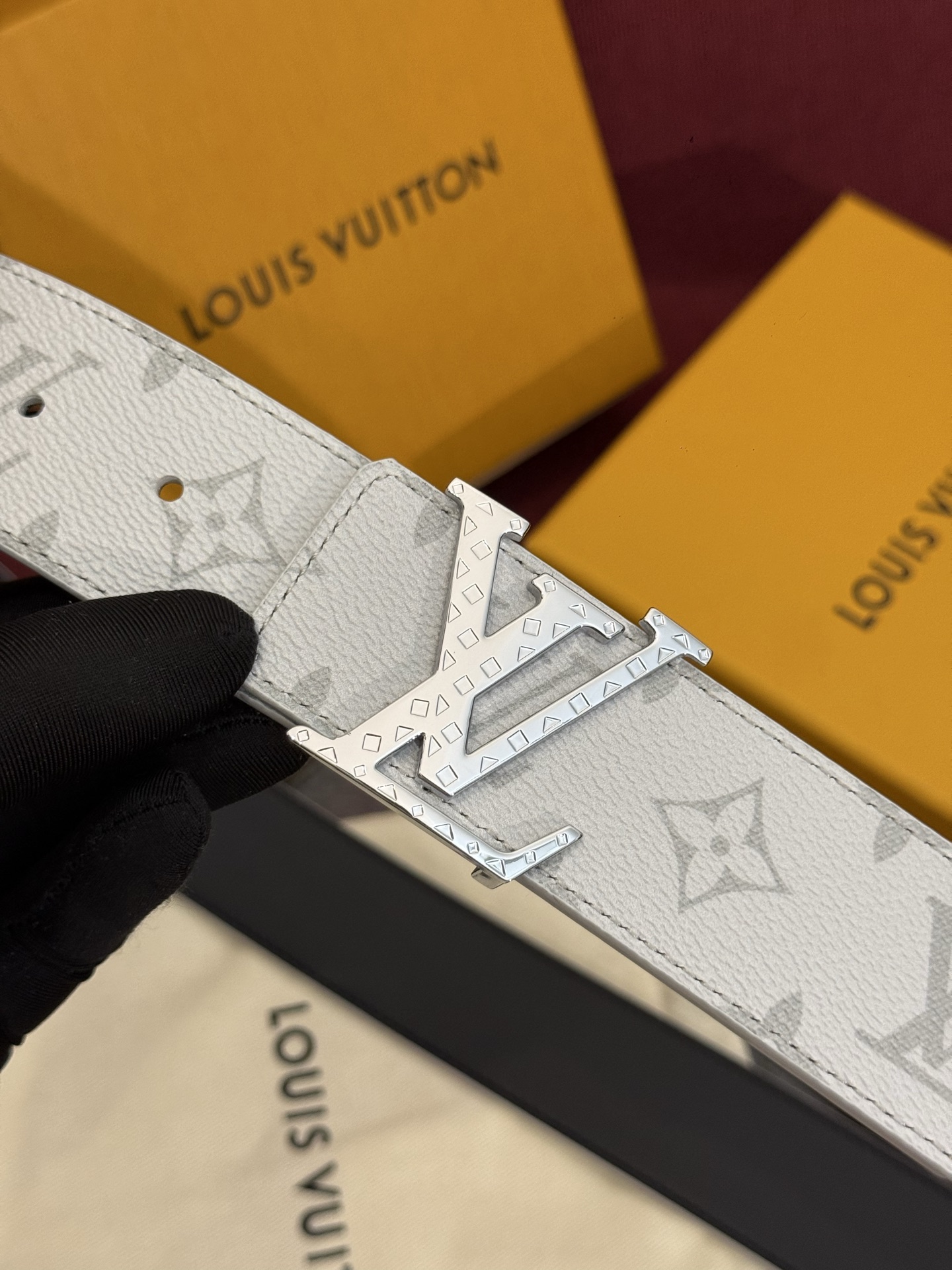 这款由西班牙制造的 LV Initiales Monogram 40mm 可翻转腰带采用了与秋季氛围相契